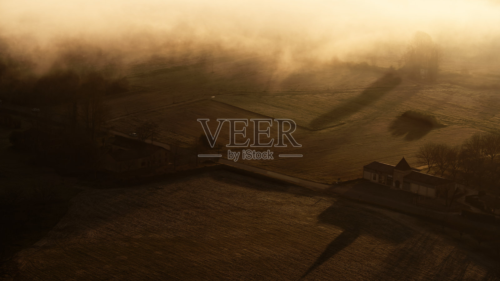 日出时分，法国多尔多涅乡村的美丽景色照片摄影图片