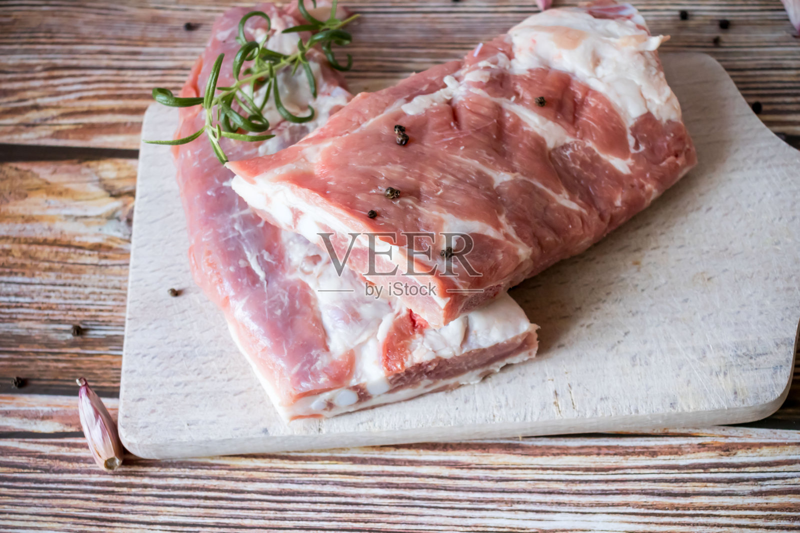 生排骨配迷迭香和黑胡椒。照片摄影图片