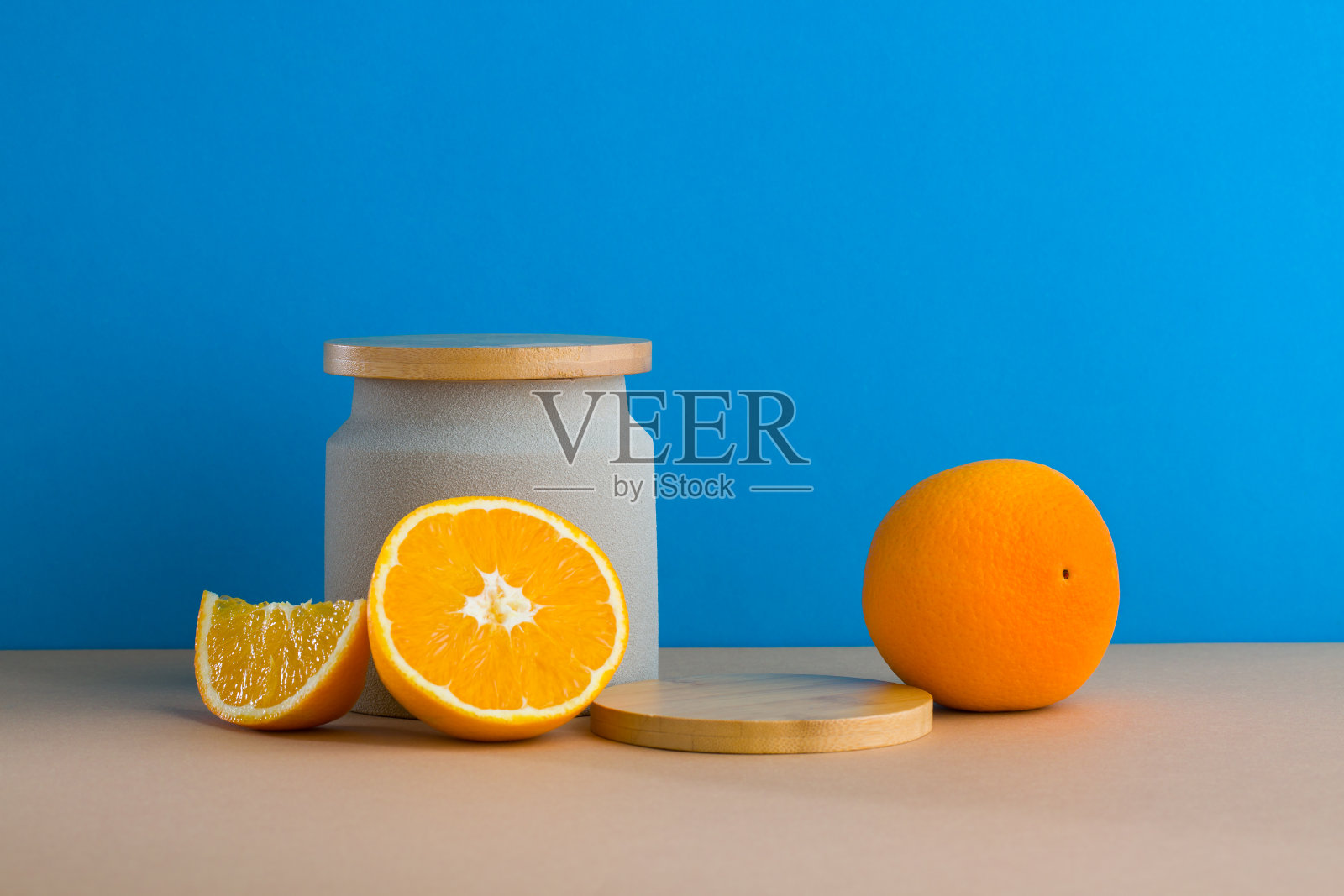 柑橘在蓝色背景的木制讲台装饰的前视图照片摄影图片