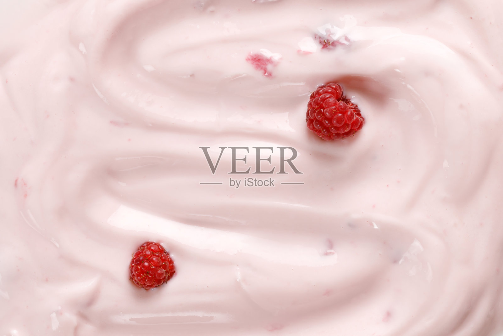 粉色酸奶加覆盆子。酸奶卷。粉色天然酸奶，酸奶油，冰淇淋。美味的液体质地，背景。前视图。照片摄影图片