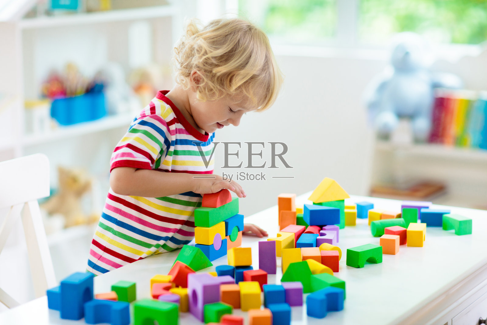 孩子们的玩具。儿童建造玩具积木塔。照片摄影图片