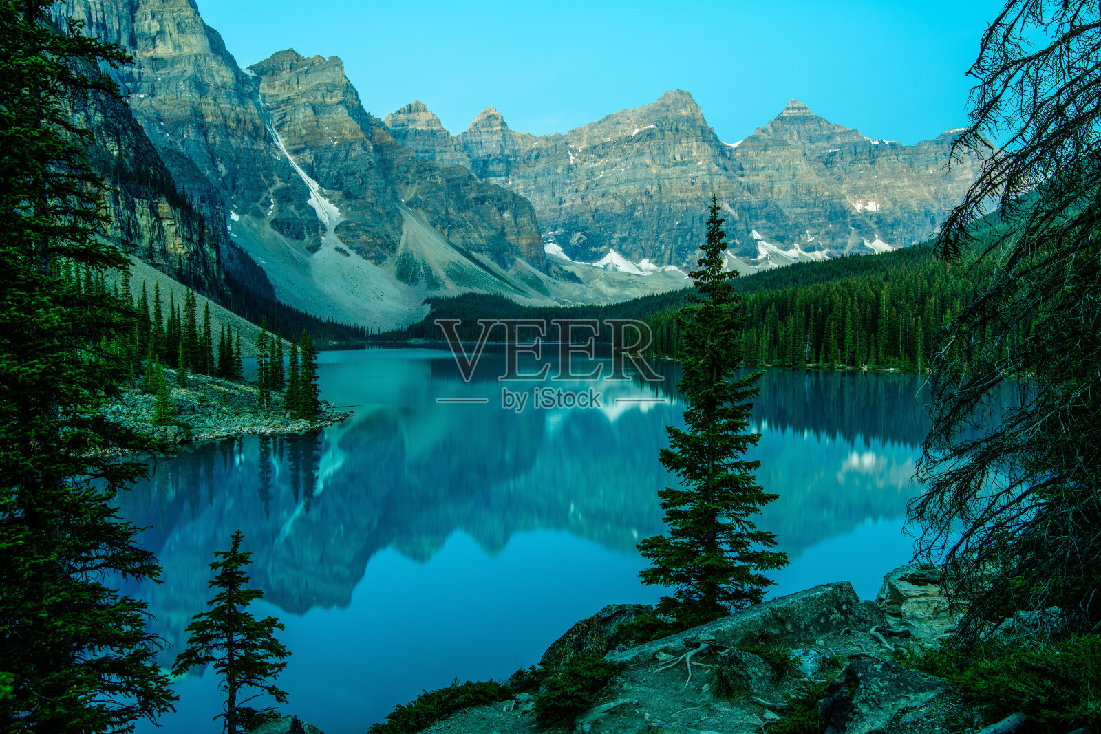 从岩堆的视角看冰碛湖照片摄影图片