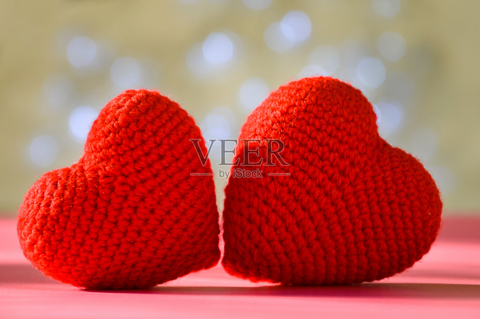 情人节。情人的节日，爱情的节日。洋红色万岁。设计背景。两颗编织的心。照片摄影图片