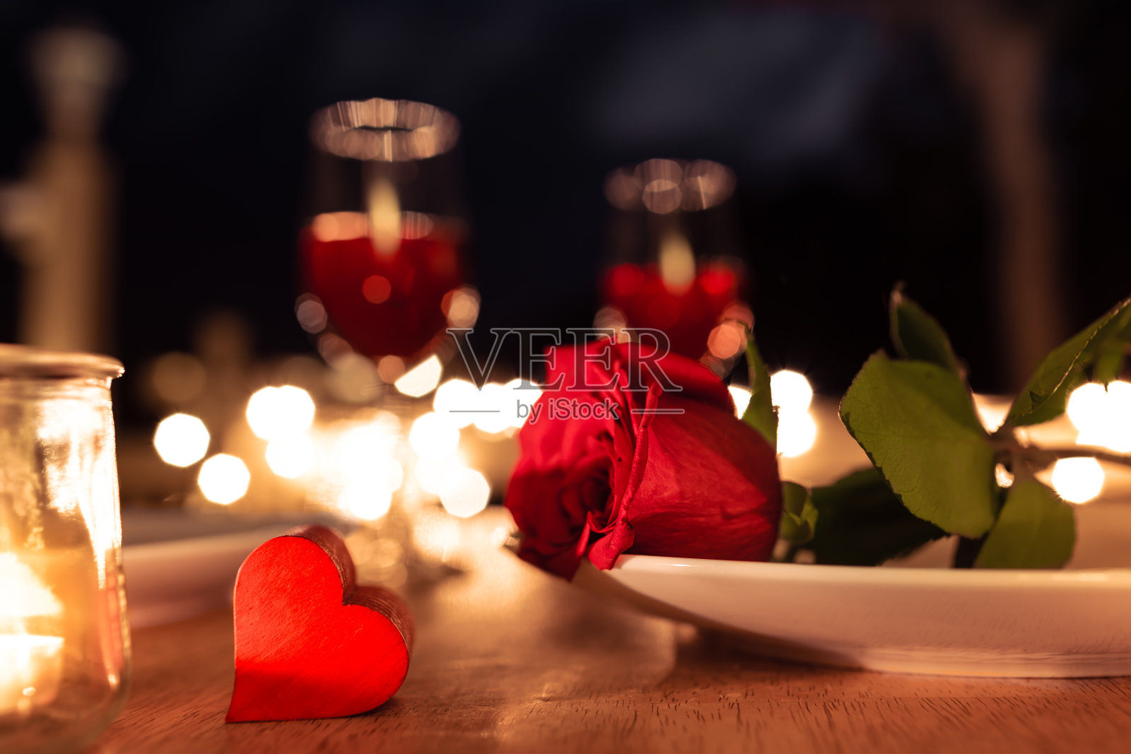 餐厅晚餐场景中美丽的玫瑰花和心形照片摄影图片