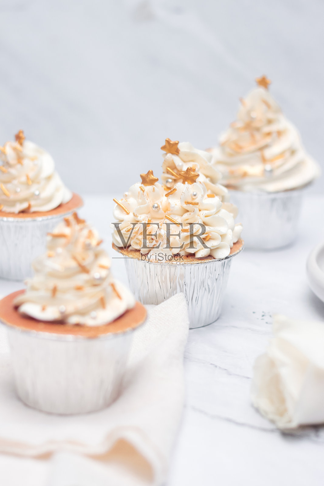 自制美味的纸杯蛋糕，桌上有白色奶油照片摄影图片
