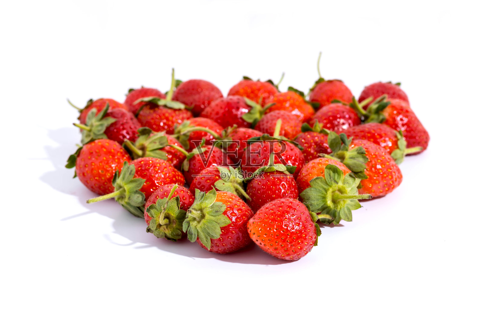 很多草莓以草莓的形式摆放在一个白色背景的照片档案中查看近距离照片摄影图片