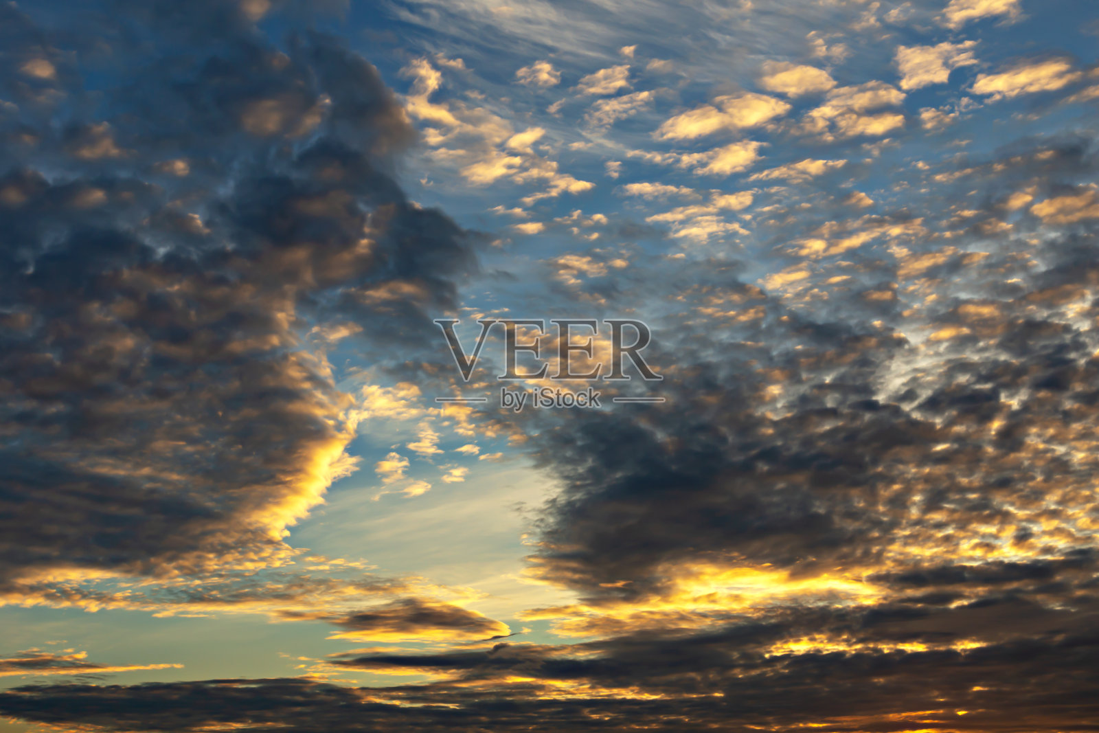 日落天空中乌云密布照片摄影图片