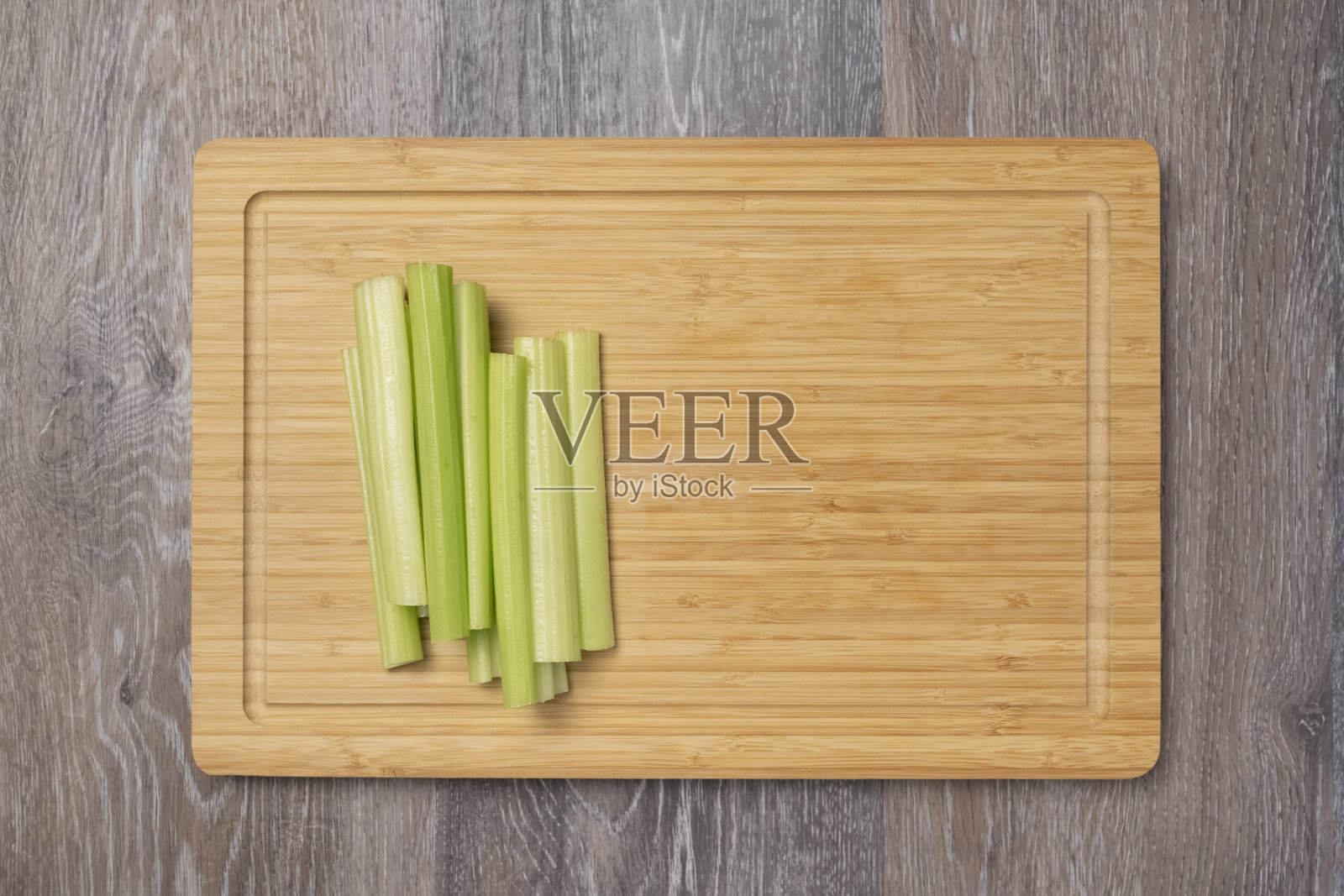 新鲜多汁的芹菜茎切成薄片照片摄影图片