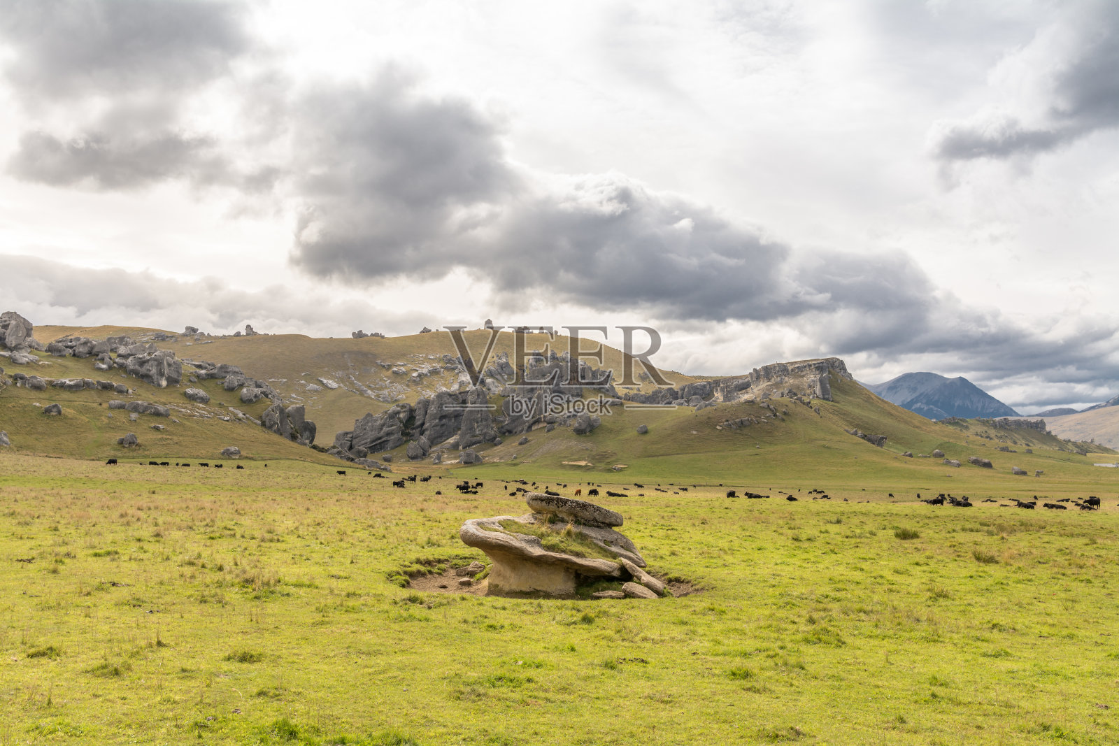库拉塔韦提岩层的云和景观照片摄影图片