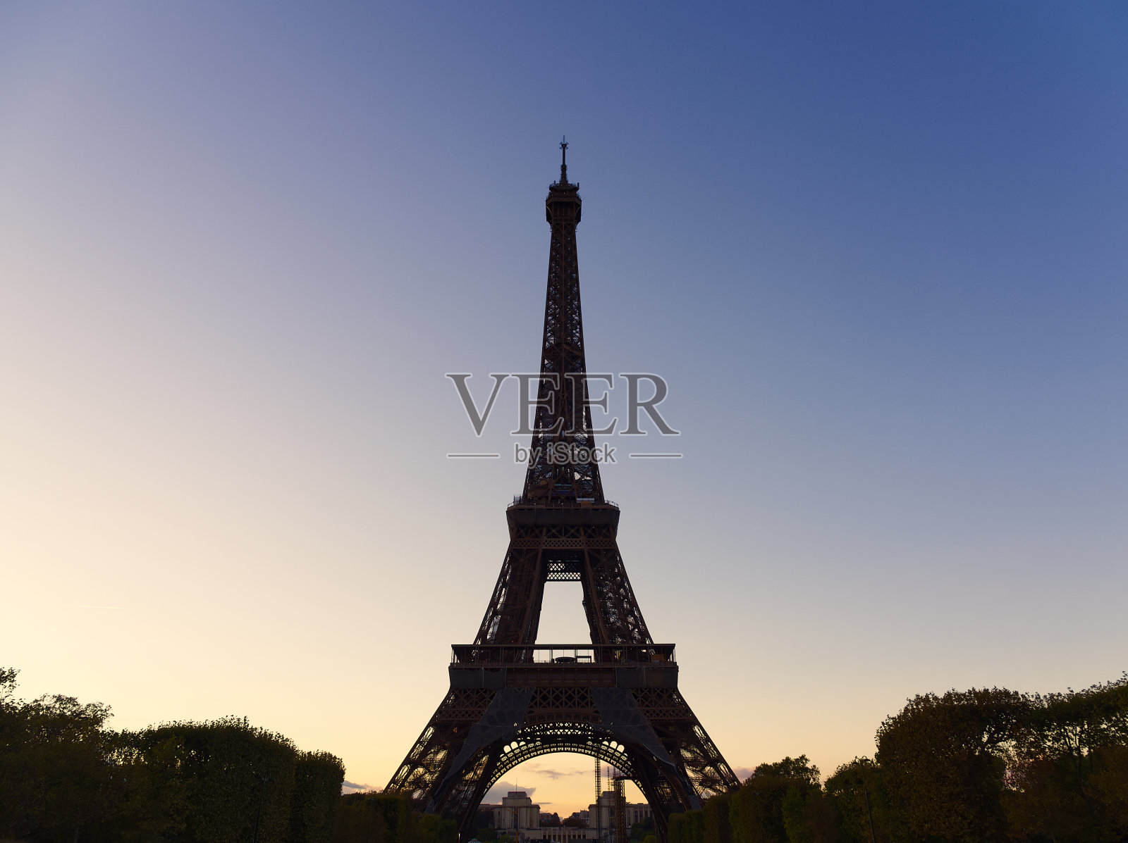 日落时分的埃菲尔铁塔，法国巴黎照片摄影图片