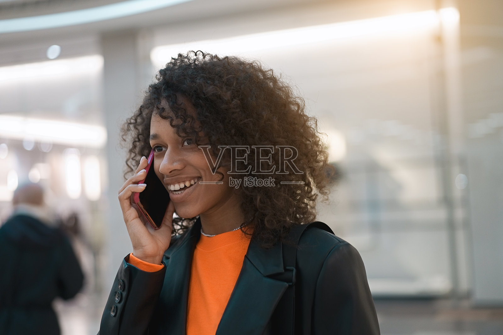 一个非洲女人在购物中心照片摄影图片