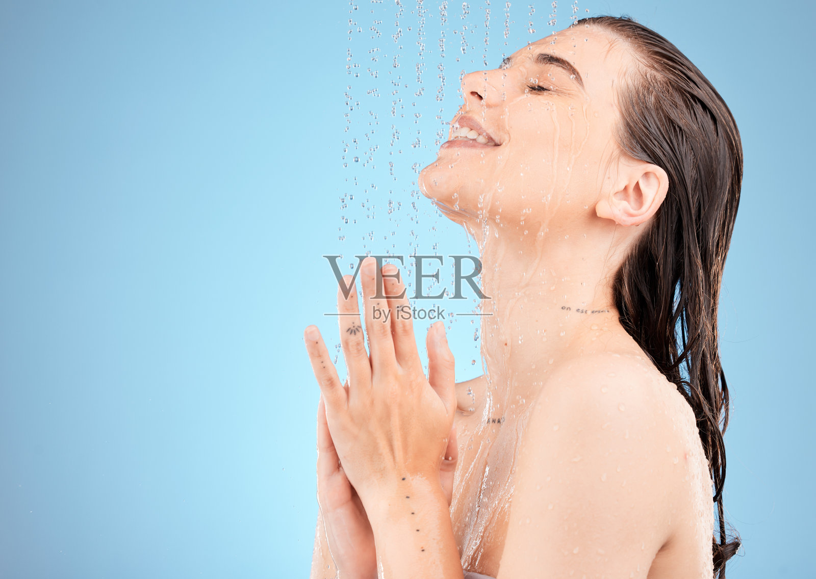 淋浴，美容和女人在工作室与水滴化妆品，化妆和身体清洁的营销或广告空间。快乐，年轻和冷静的模特在浴室洗脸和皮肤科照片摄影图片