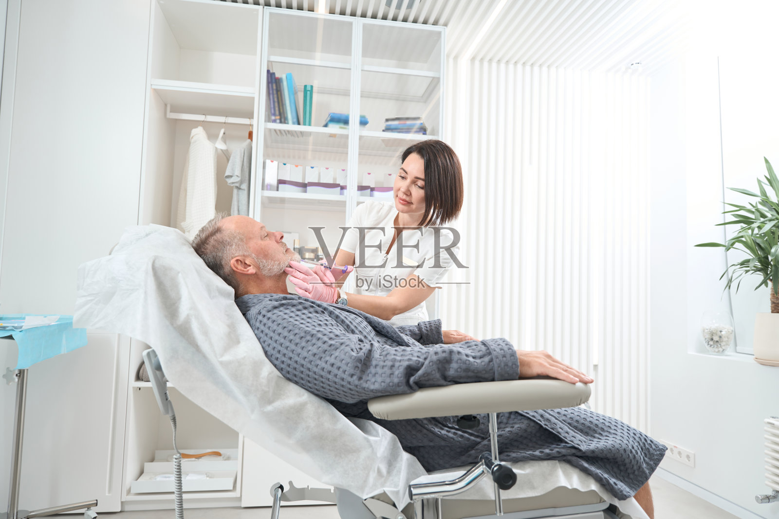 一名老年男子在美容医学诊所进行质质移除手术照片摄影图片