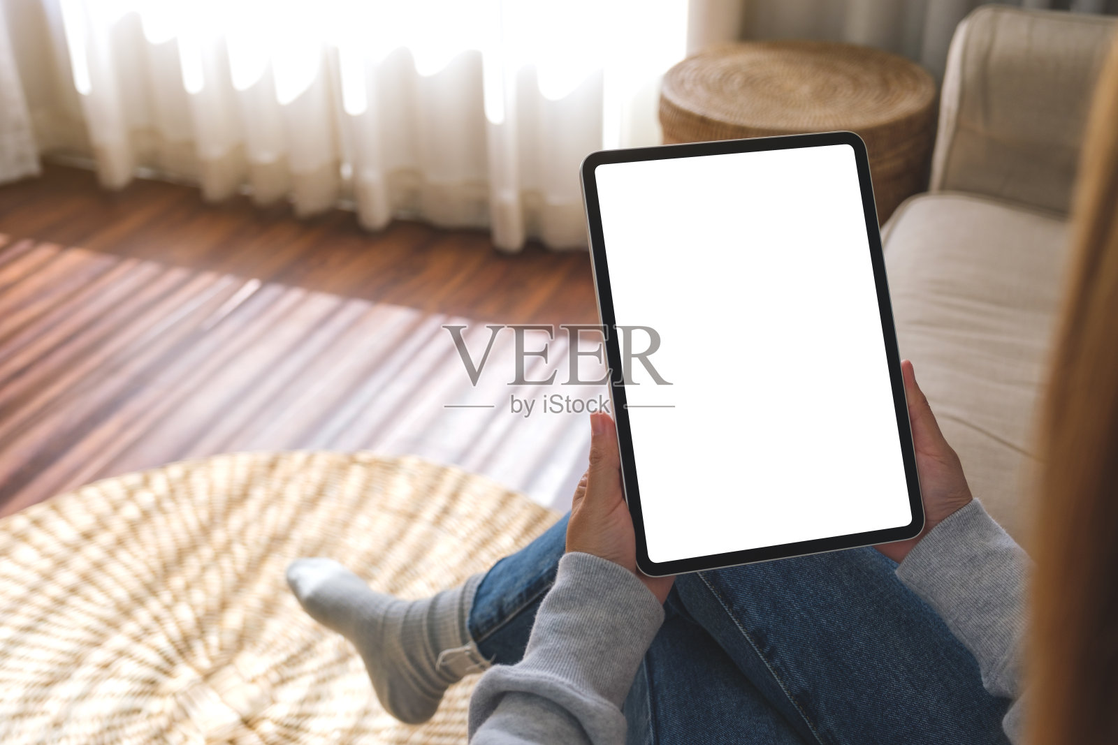 一个女人在家里拿着空白桌面屏幕的数字平板电脑的模型图像照片摄影图片