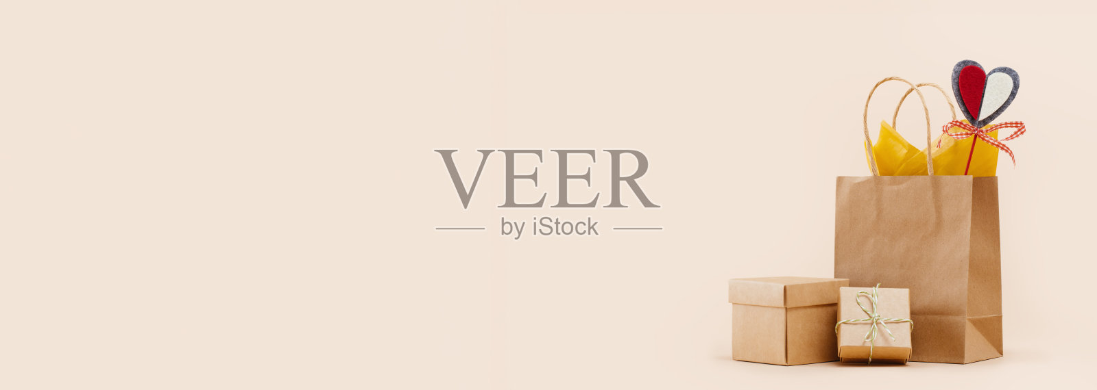 秋季礼物或促销概念。购物纸袋，心牌秋天装饰。照片摄影图片