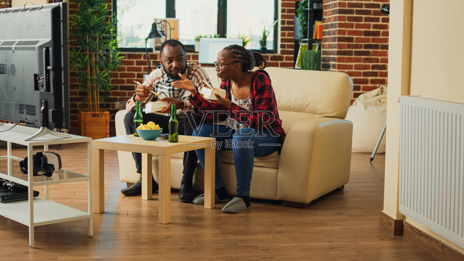 微笑的夫妇吃着外卖的亚洲食物照片摄影图片