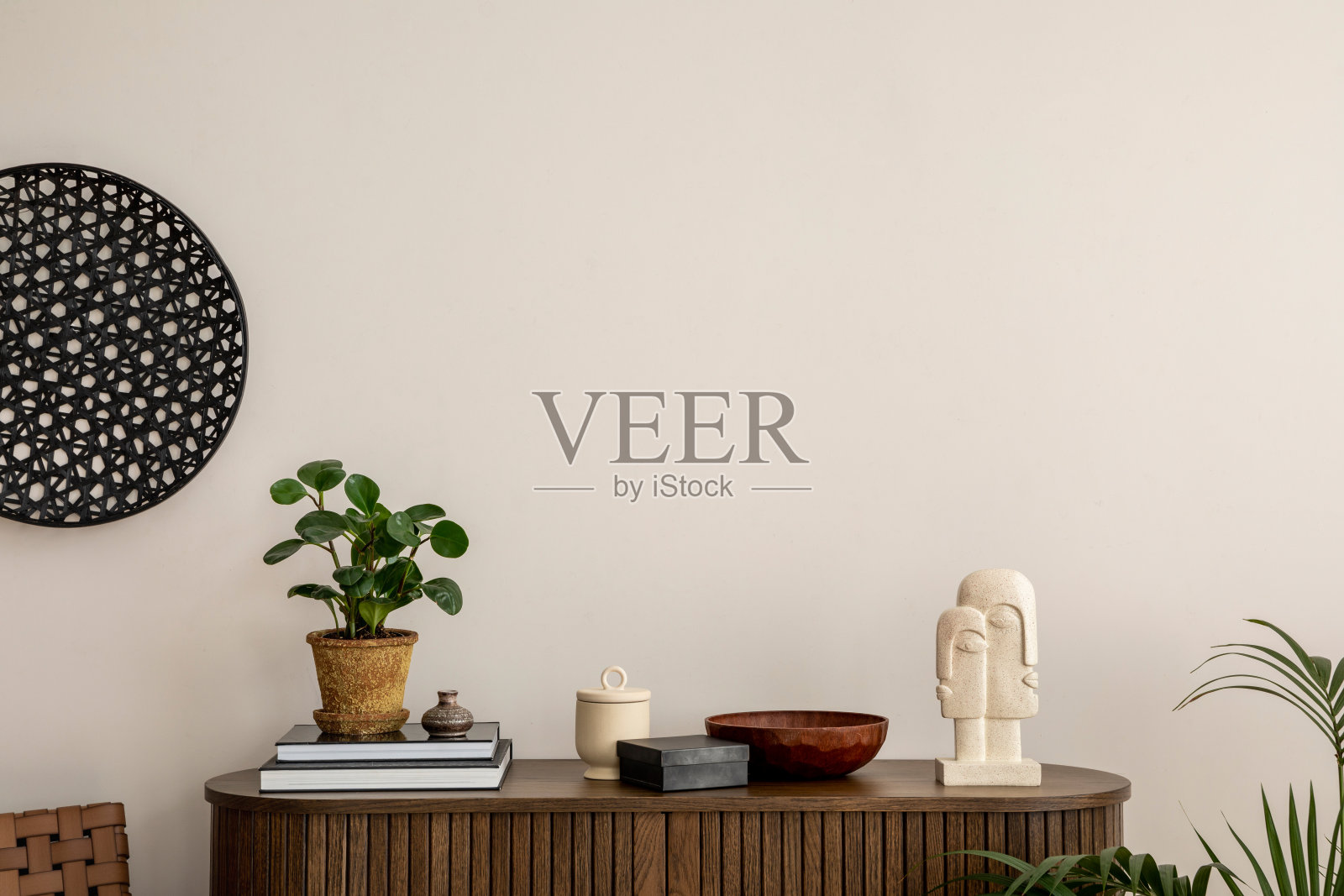 极简主义的客厅内部构成，复制空间，木制便盆，墙上的装饰，黑皮书，植物，碗和优雅的个人配件。家居装饰。模板。照片摄影图片