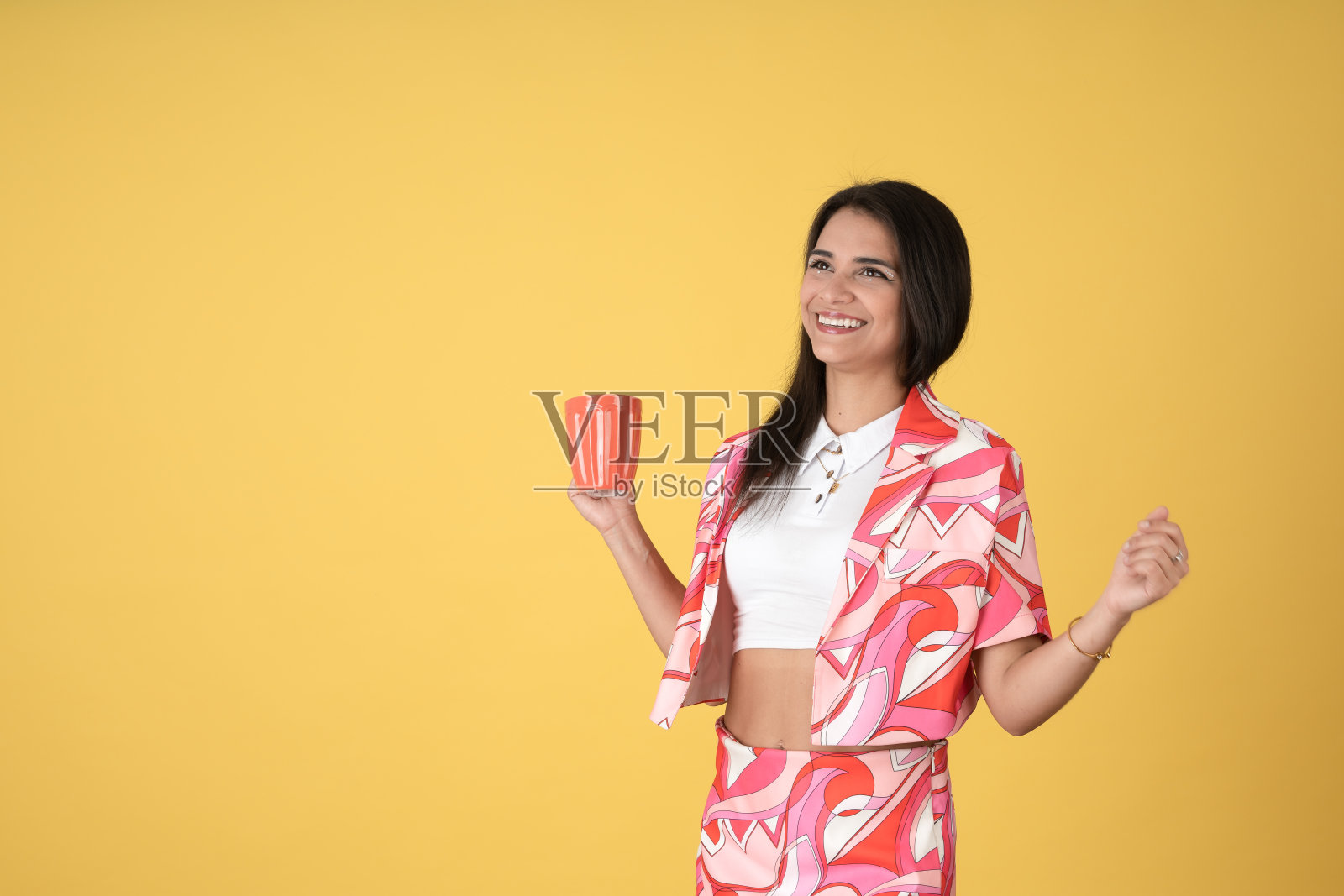 快乐的年轻女士喝咖啡照片摄影图片