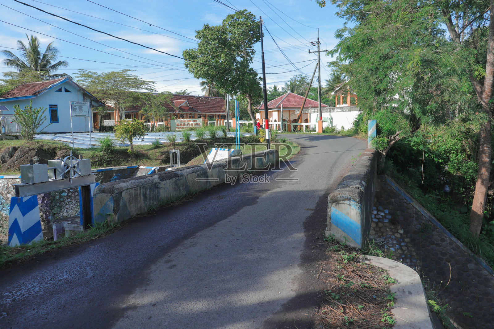 河堤上的人行天桥照片摄影图片