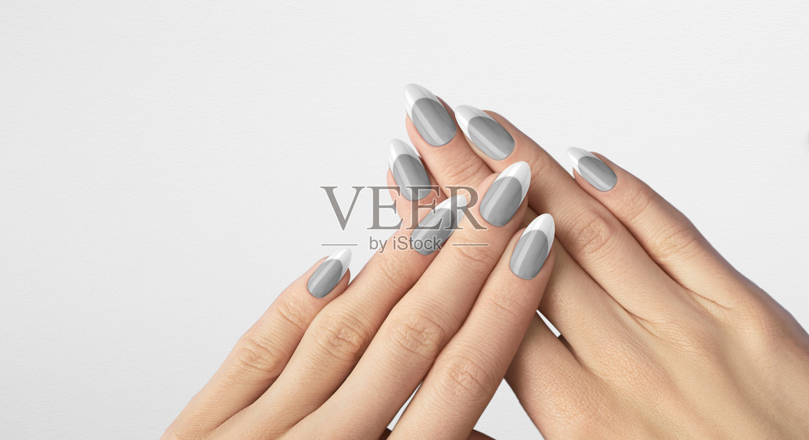 美甲，漂亮的女人用黑色指甲油涂指甲照片摄影图片