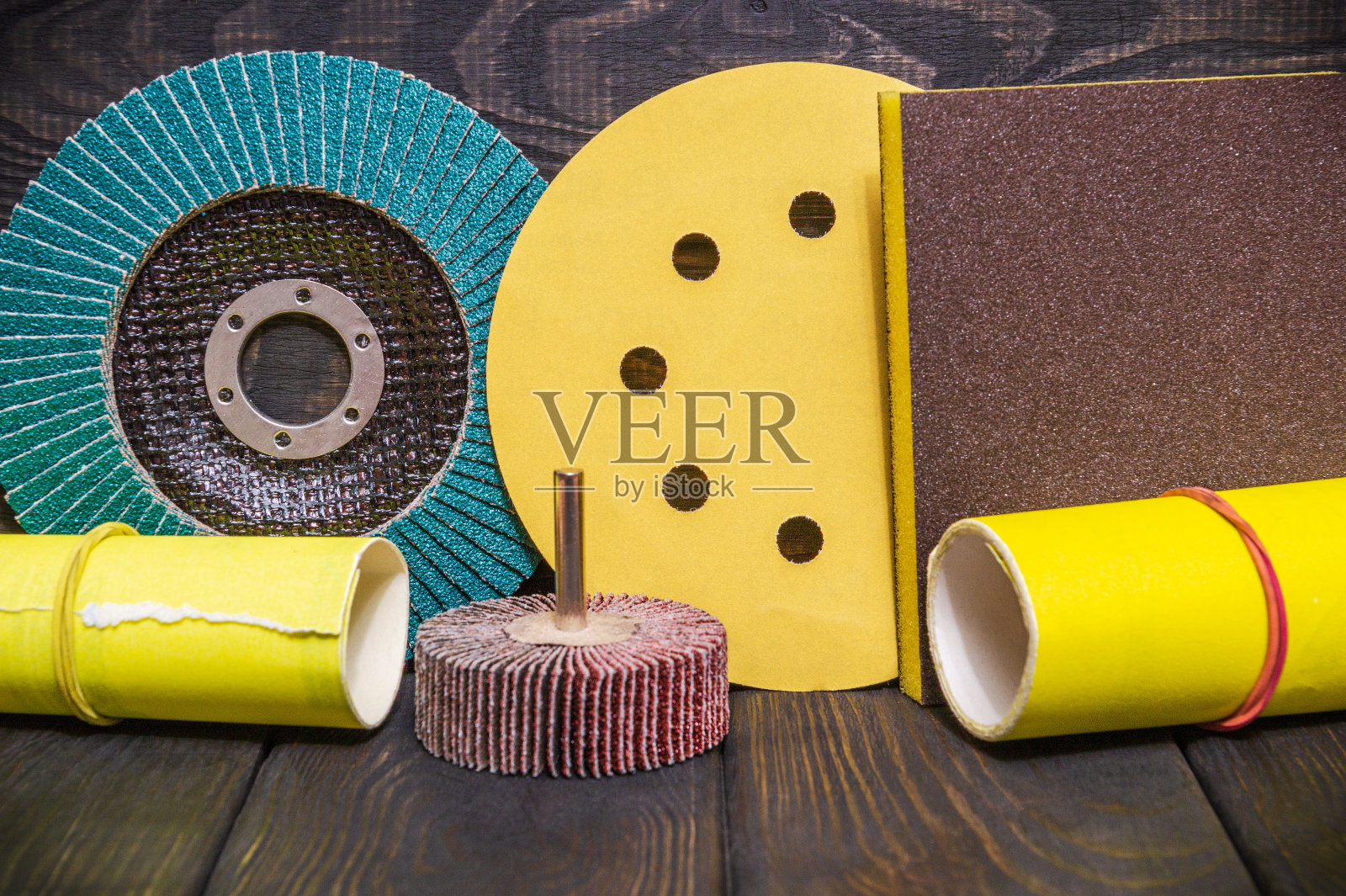 大套磨具和彩色砂纸在木制复古黑色背景照片摄影图片
