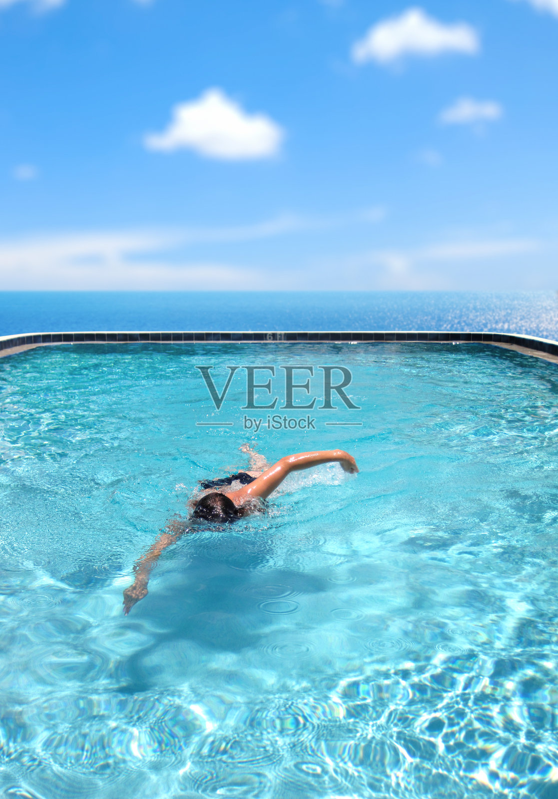 十几岁的男孩在游泳池游泳照片摄影图片