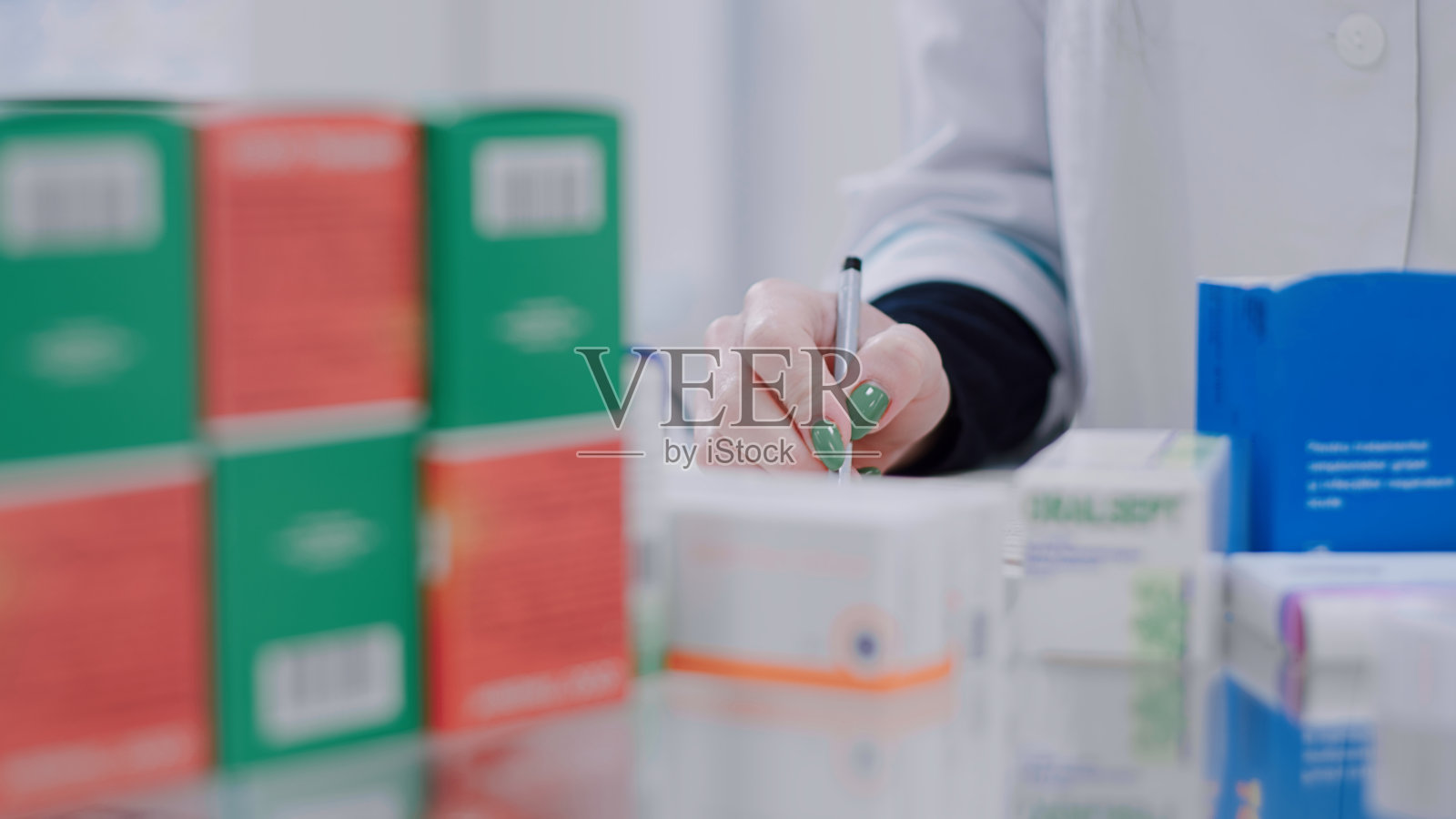 药剂师检查药品清单照片摄影图片