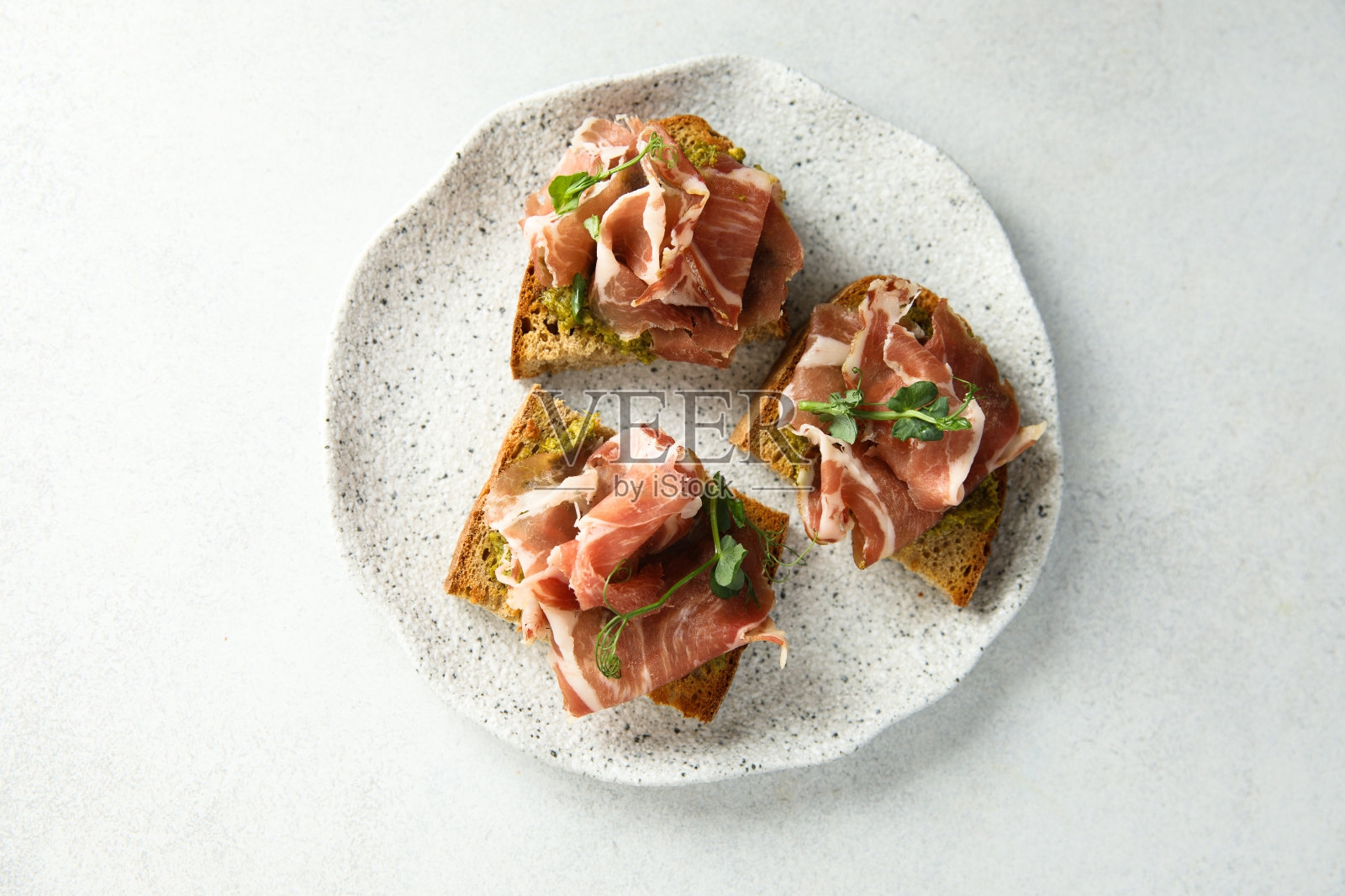 火腿和香蒜酱烤面包照片摄影图片