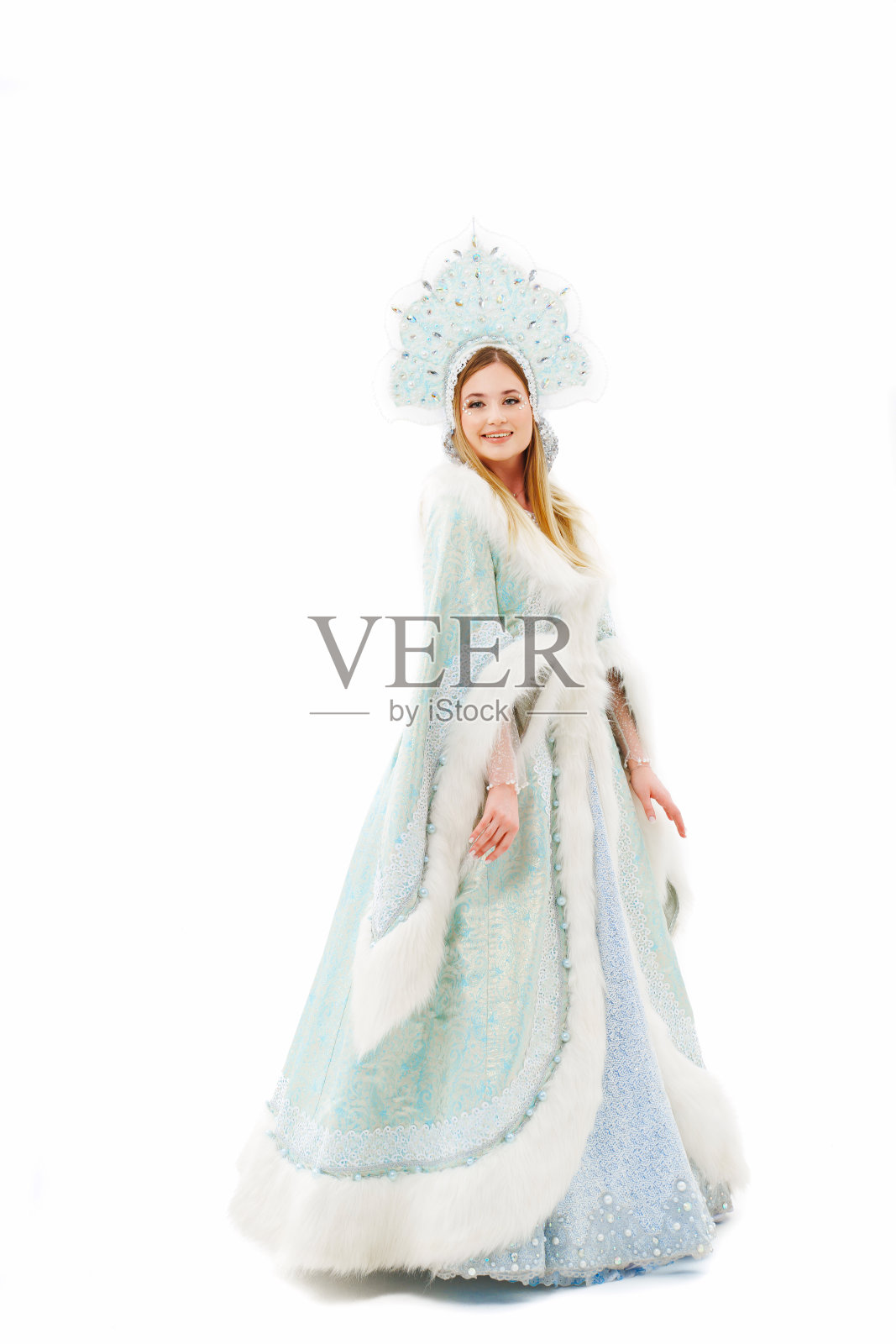身穿传统服装的白雪少女，白色背景上有一枚可可什尼克。照片摄影图片