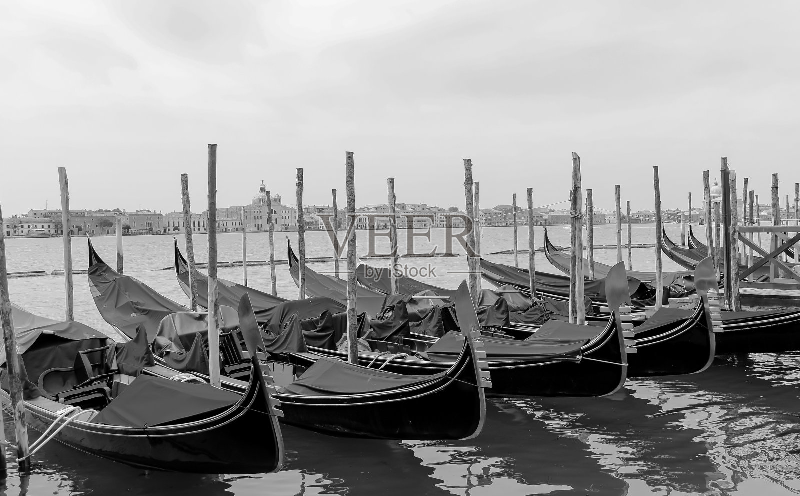 意大利威尼斯典型的贡多拉船停泊在黑色和白色的效果照片摄影图片