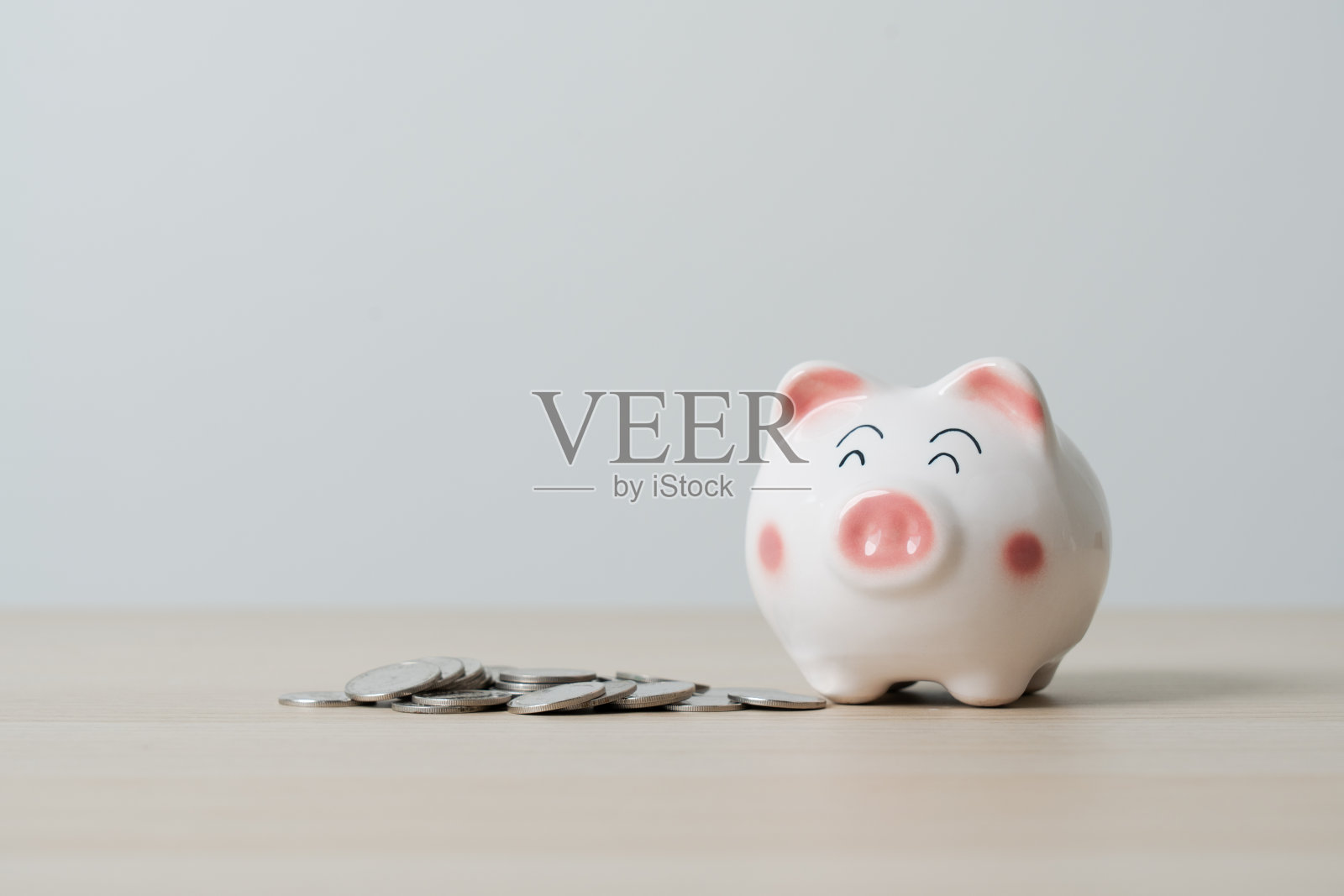 快乐存钱硬币在储蓄罐投资，安全，税收，和其他计划照片摄影图片