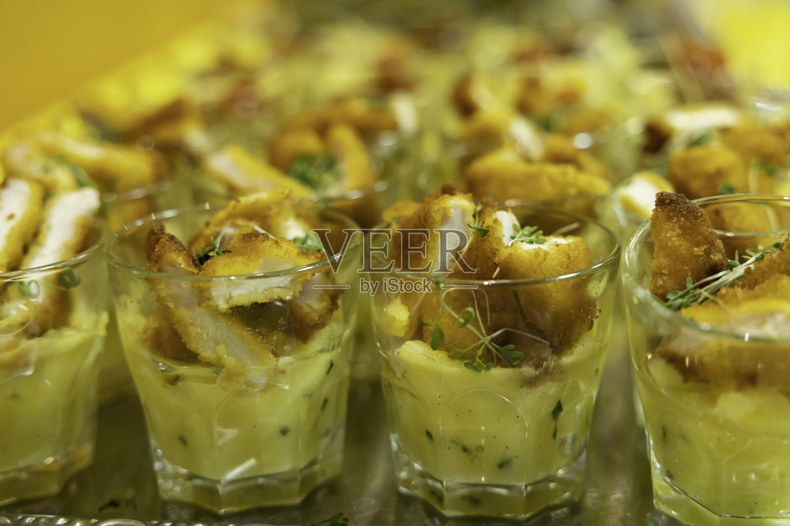 玻璃杯里的手指食物特写。照片摄影图片