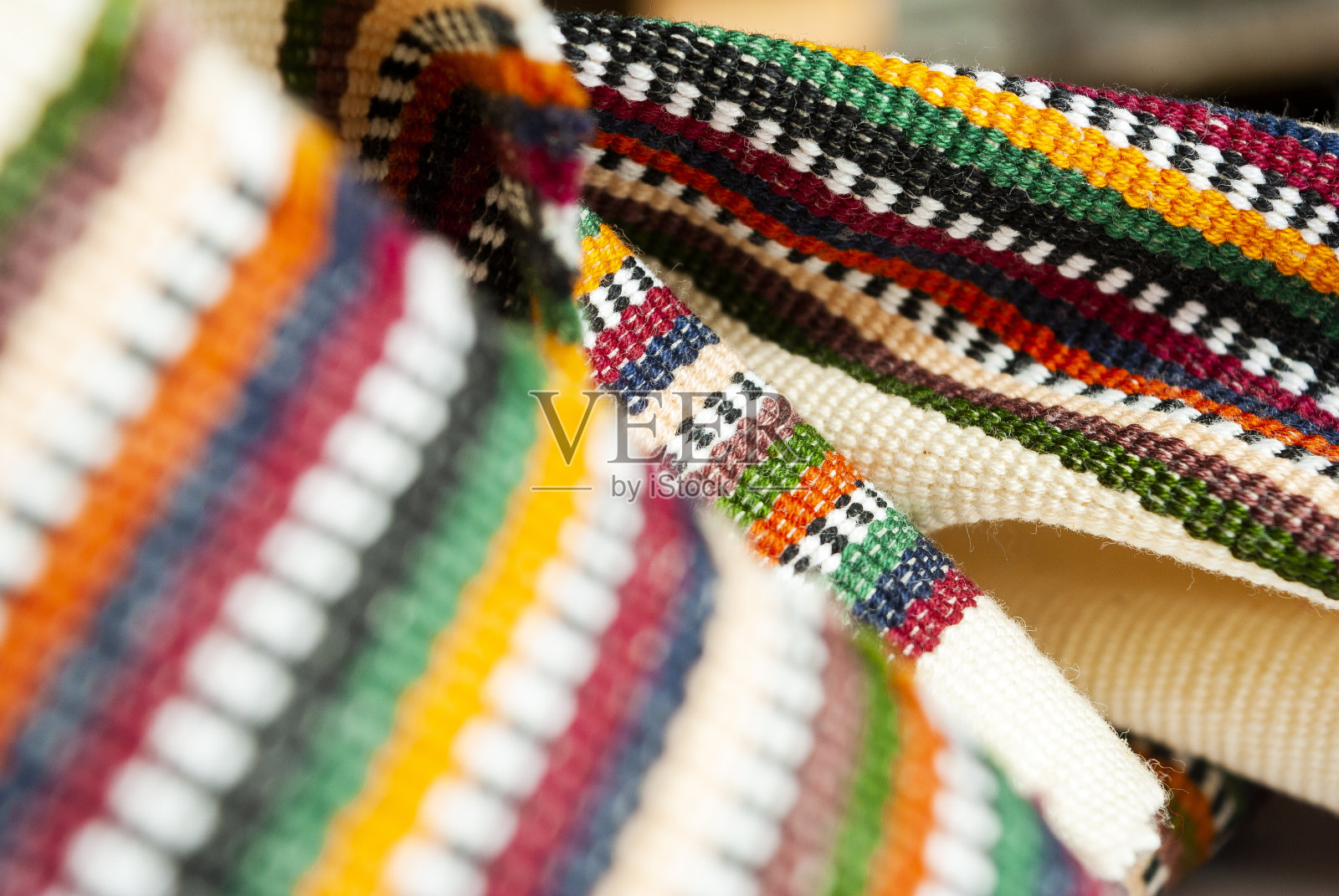 由中美洲危地马拉工匠手工制作的纺织品细节，丰富多彩的细节充满了传统和文化，殖民历史，玛雅宇宙观。照片摄影图片