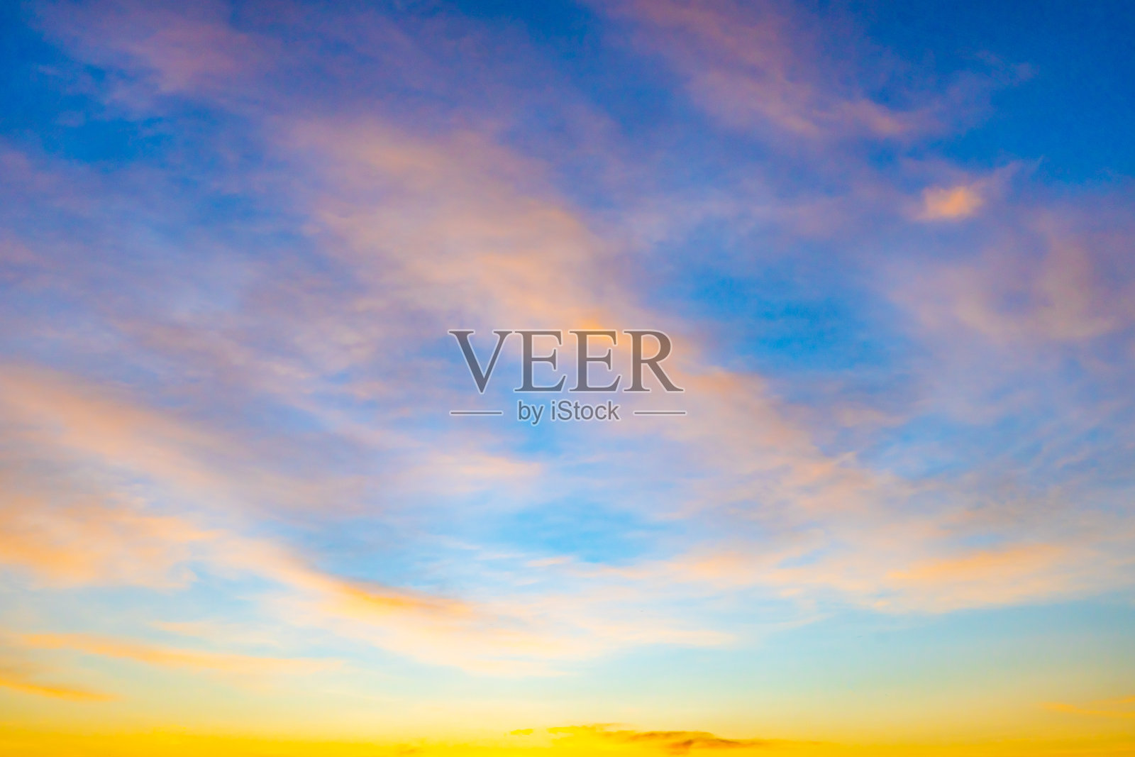 傍晚的天空和日落时的彩云照片摄影图片