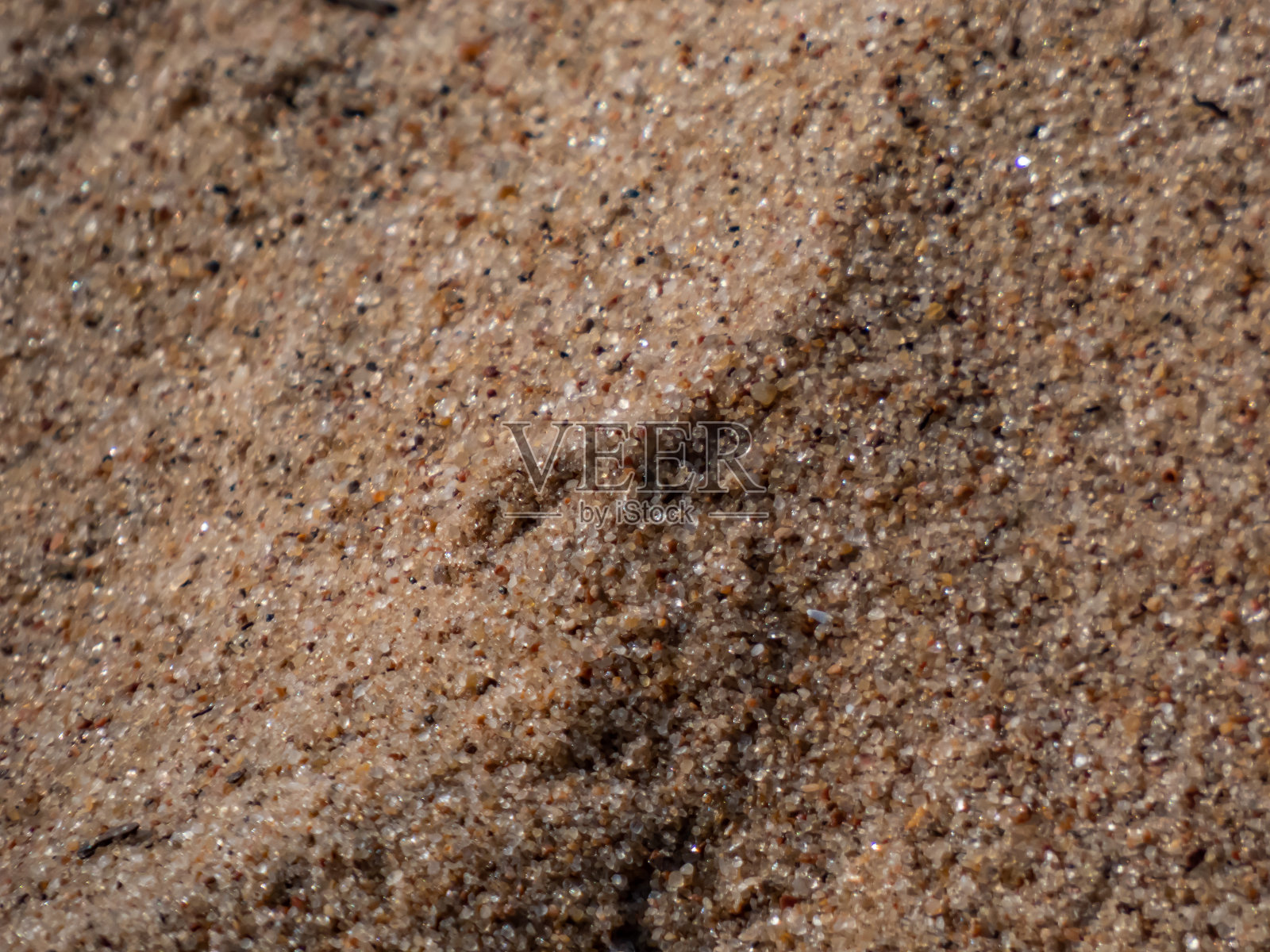 阳光明媚的沙滩上白色和黄色沙子的宏观镜头纹理背景照片摄影图片