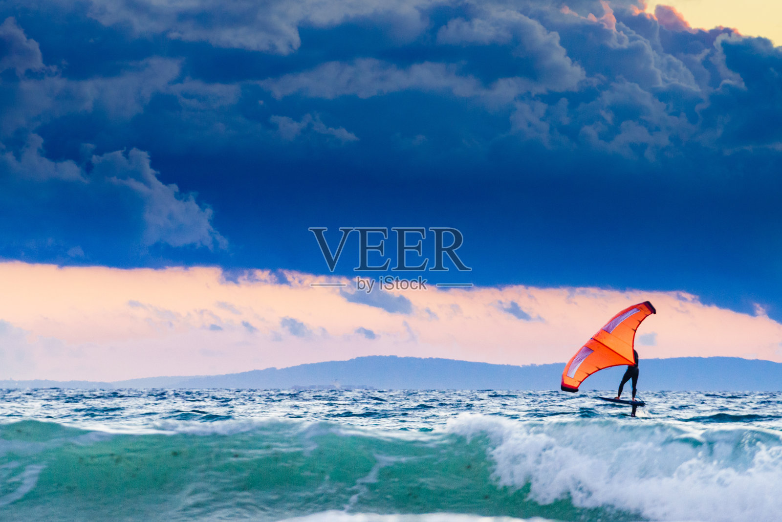 海水中的冲浪者。体育活动。照片摄影图片