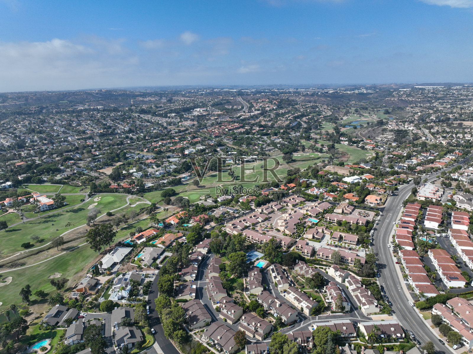 卡尔斯巴德中产阶级社区高尔夫鸟瞰图，圣地亚哥北县，照片摄影图片