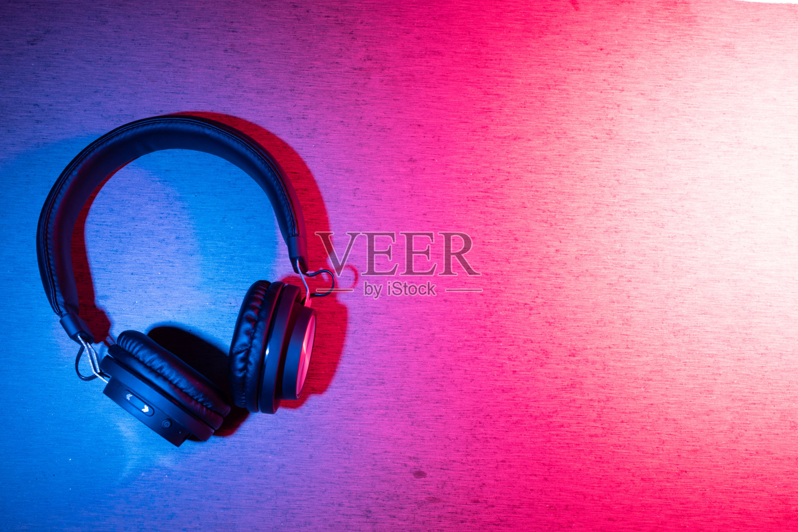 桌上无线耳机的俯视图照片摄影图片