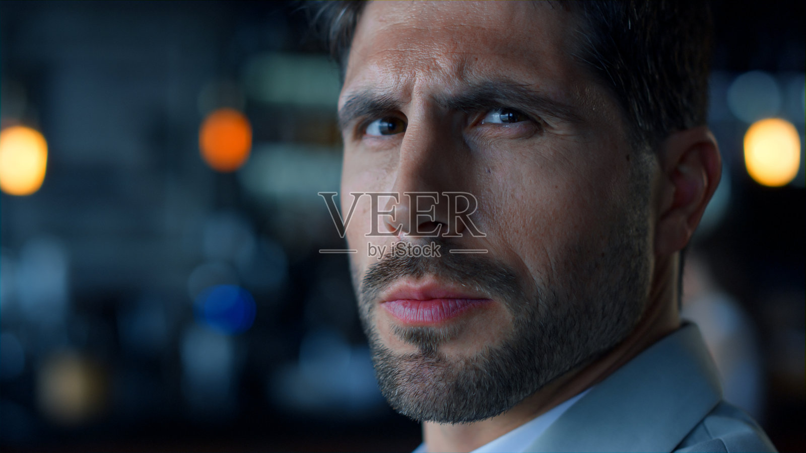 成功的经理思考商业计划在办公室特写。男性的肖像照片摄影图片