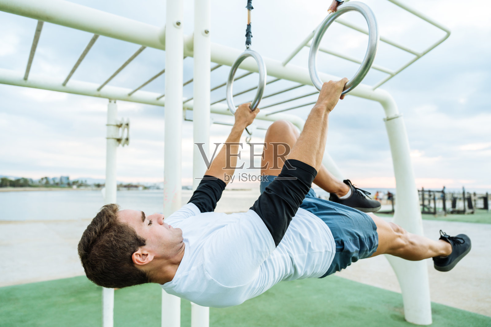 运动员在户外健身房做功能性训练照片摄影图片