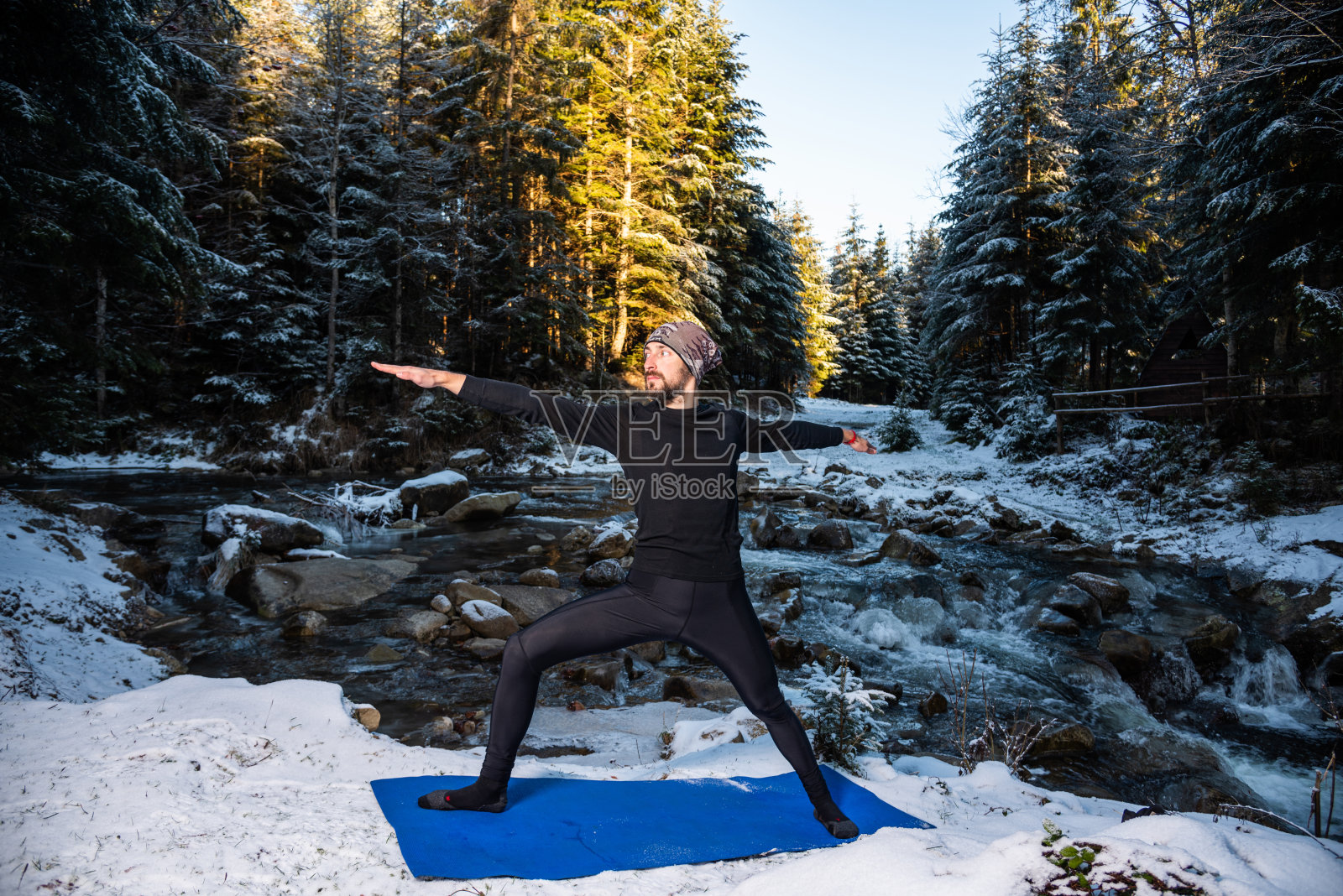 动力瑜伽就在河边的大自然中照片摄影图片
