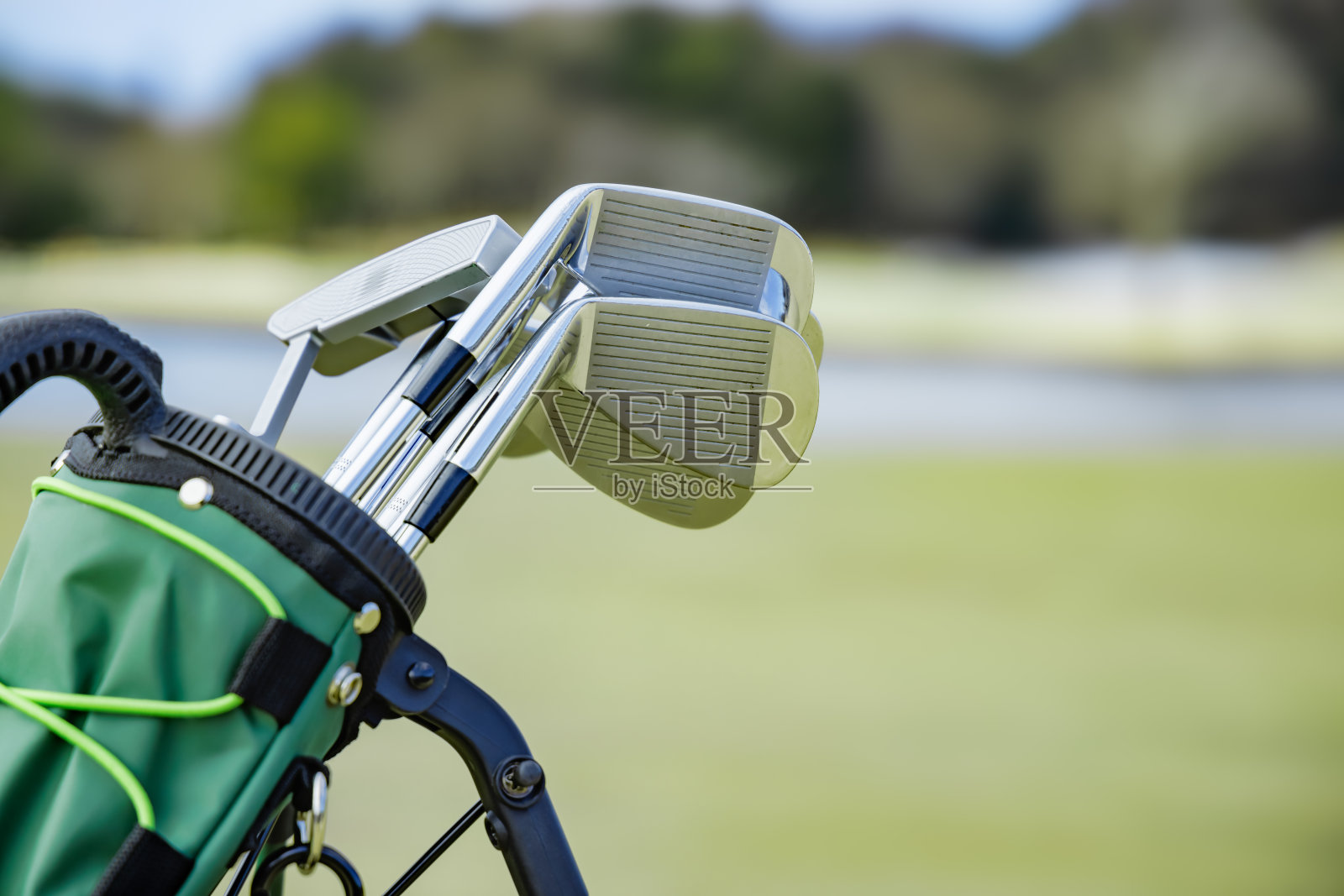 许多高尔夫球杆是铁制的照片摄影图片