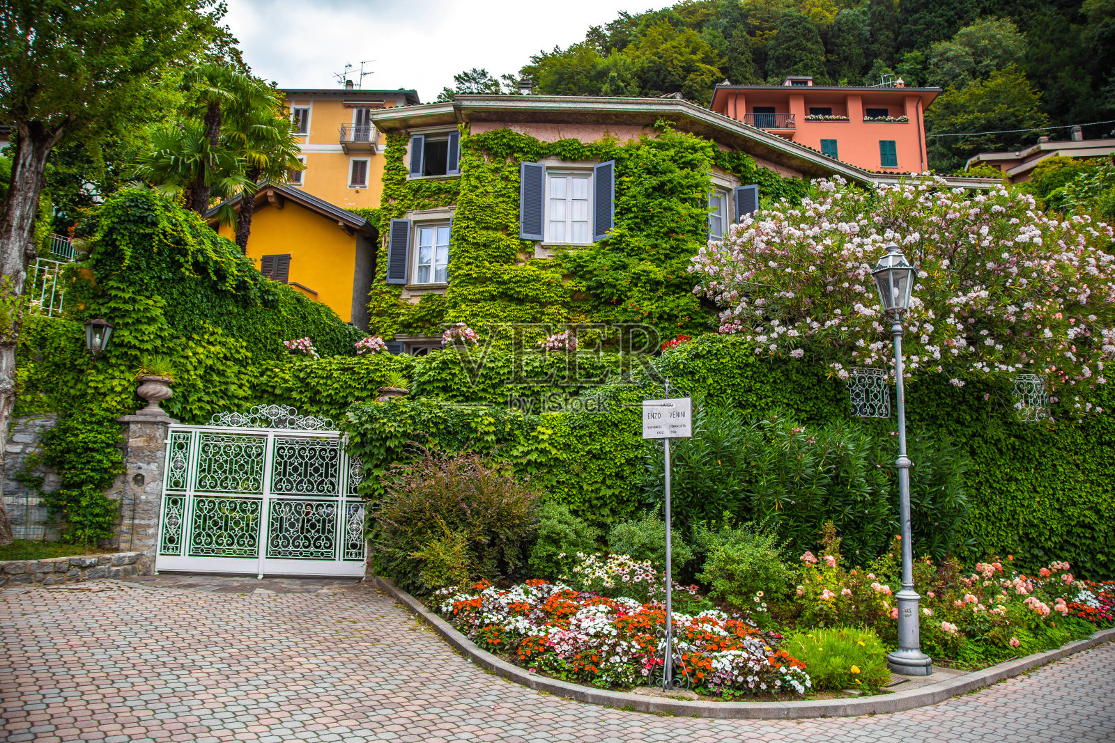 意大利伦巴第大区莱科省科摩湖Varenna镇的街景照片摄影图片