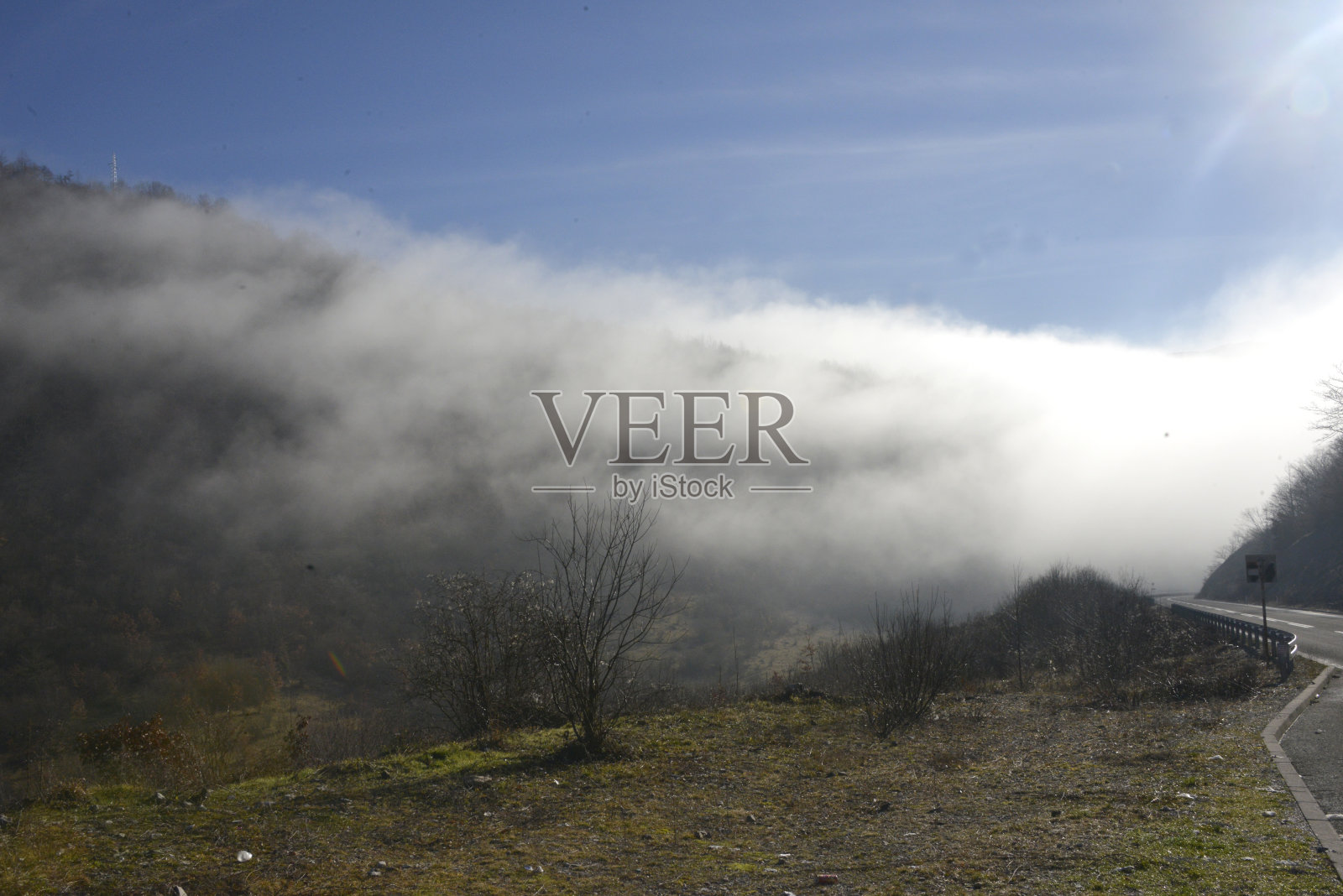 山上雾中的风景照片摄影图片