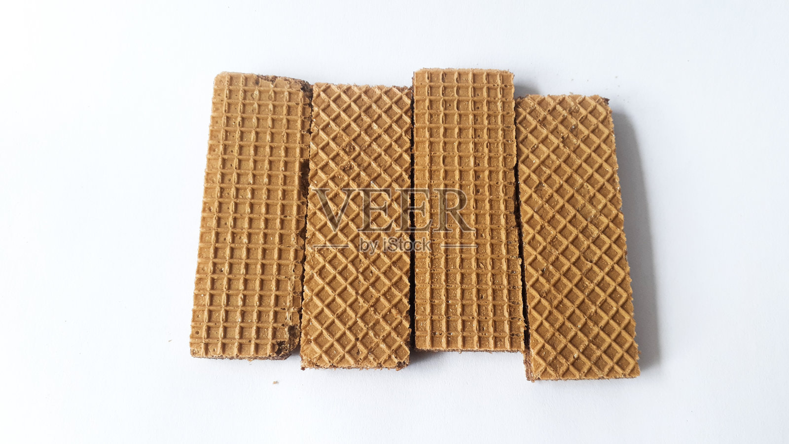 白色背景上的一堆巧克力薄饼照片摄影图片