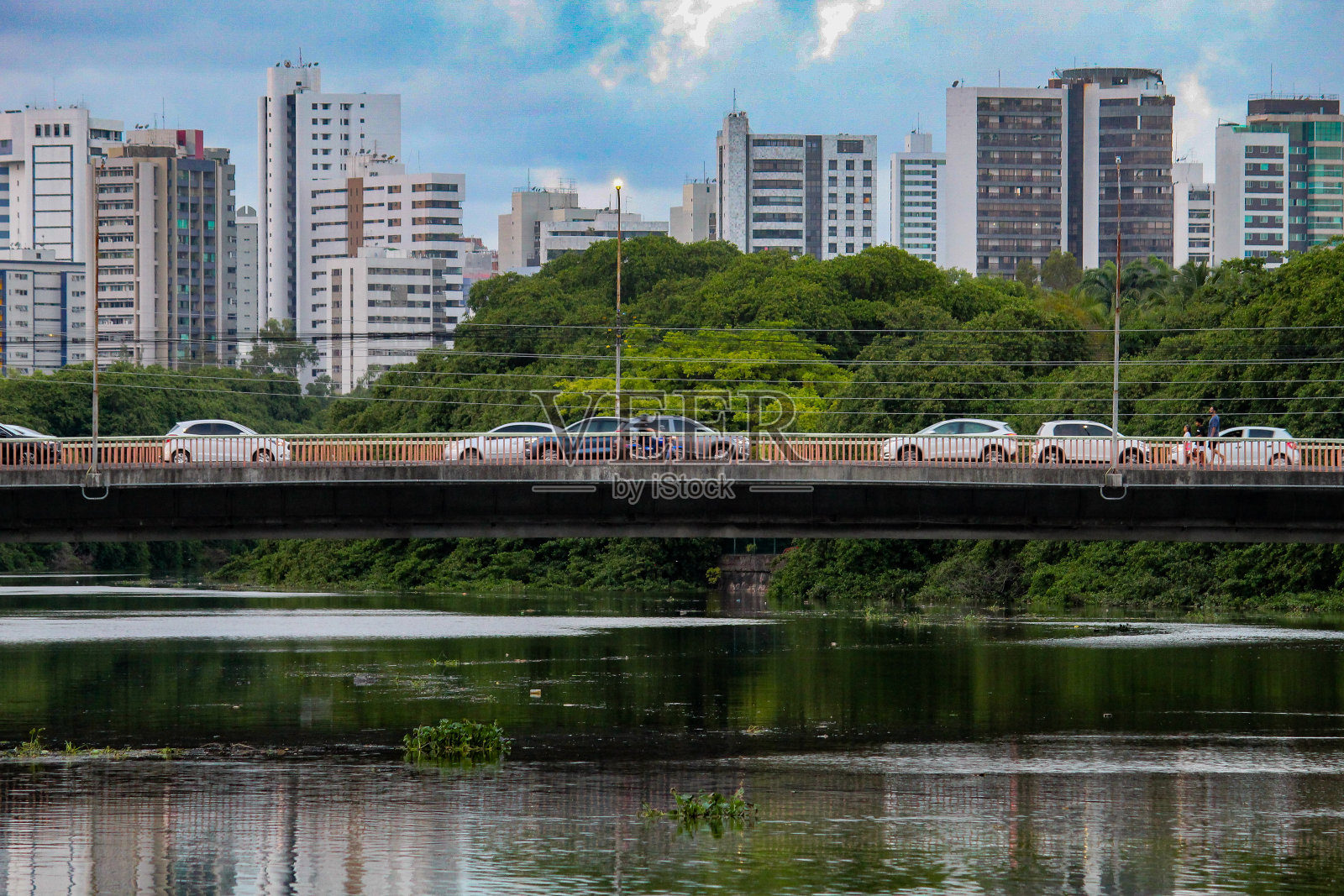 有几辆车的桥照片摄影图片