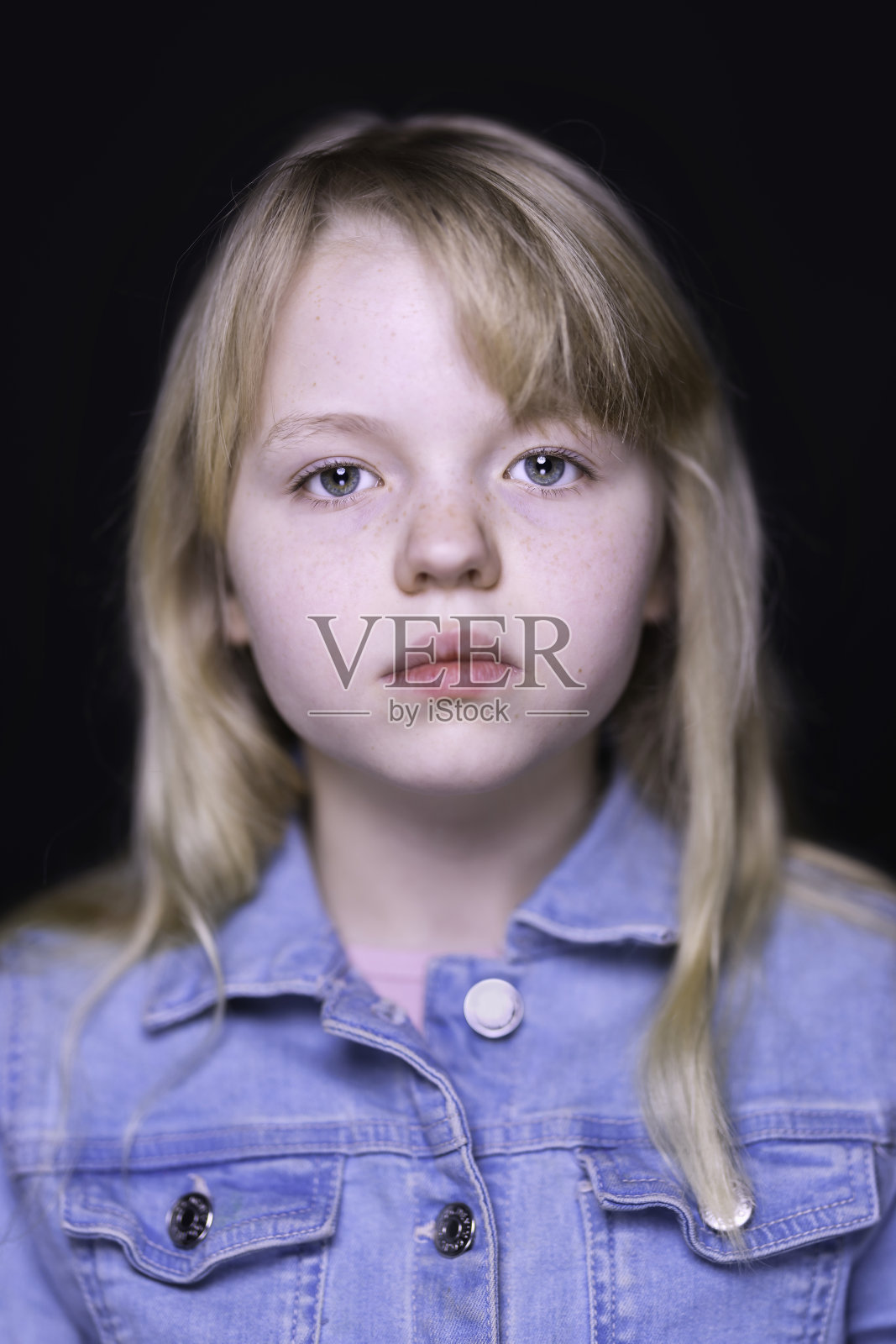 金发女孩，10岁穿着牛仔夹克照片摄影图片