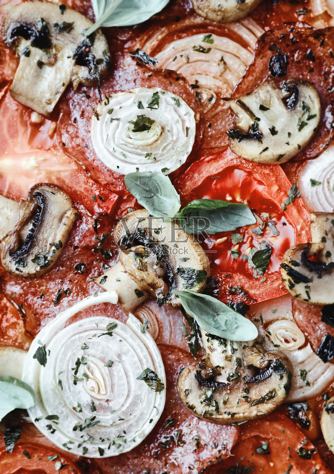 自制的香菇披萨。前视图。关闭了。照片摄影图片