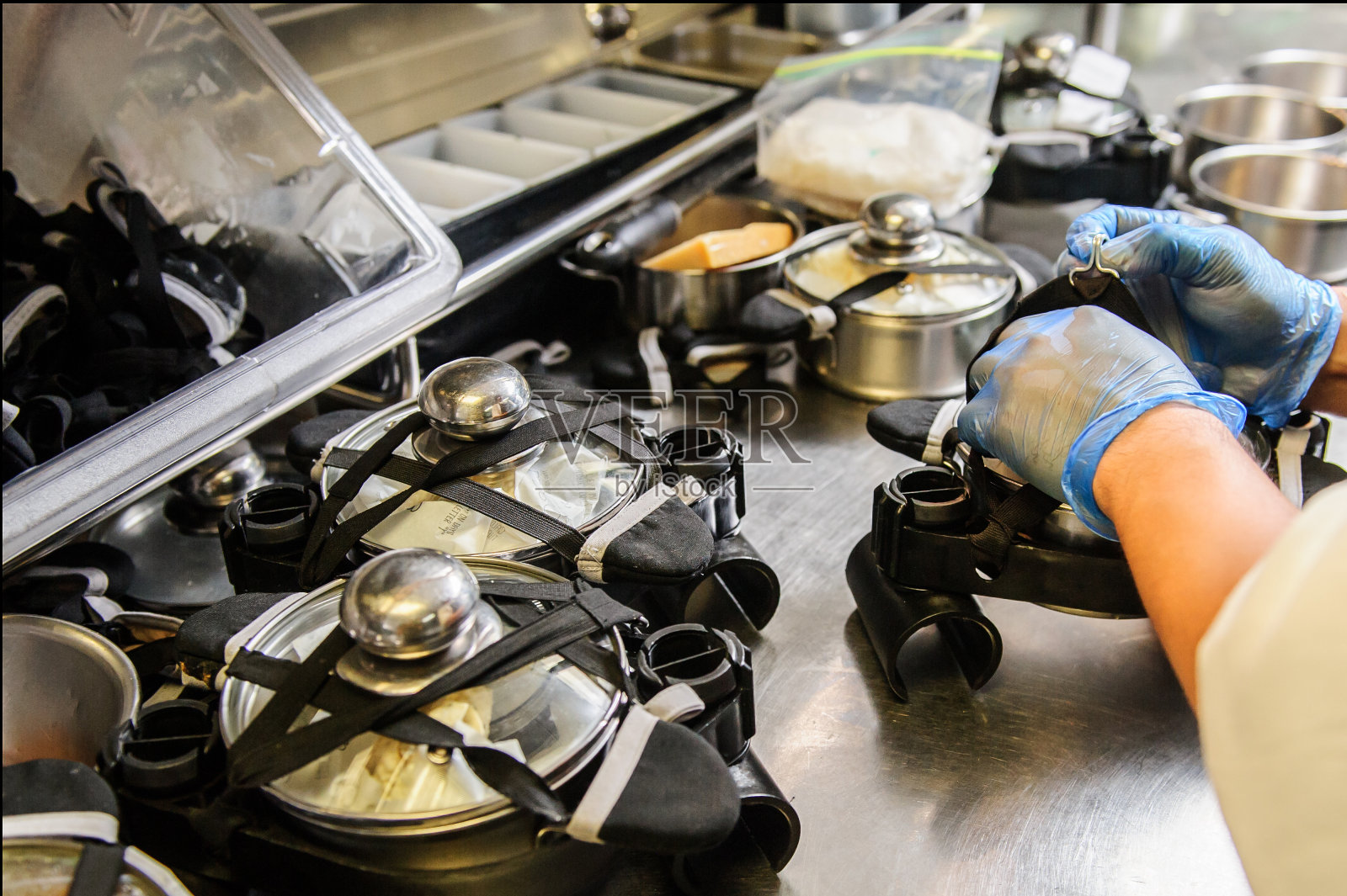 食品烹饪概念：男厨师在餐厅厨房里上南瓜奶油汤照片摄影图片