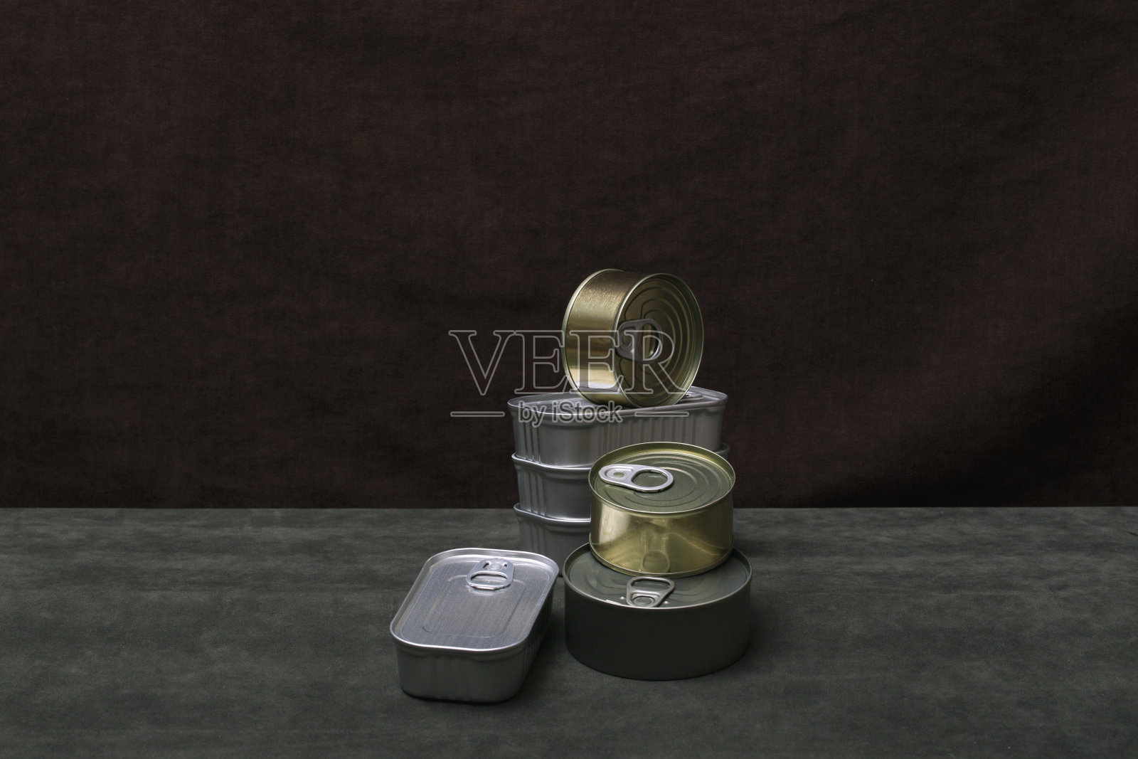 绿桌子上放着七个铁罐罐头食品照片摄影图片